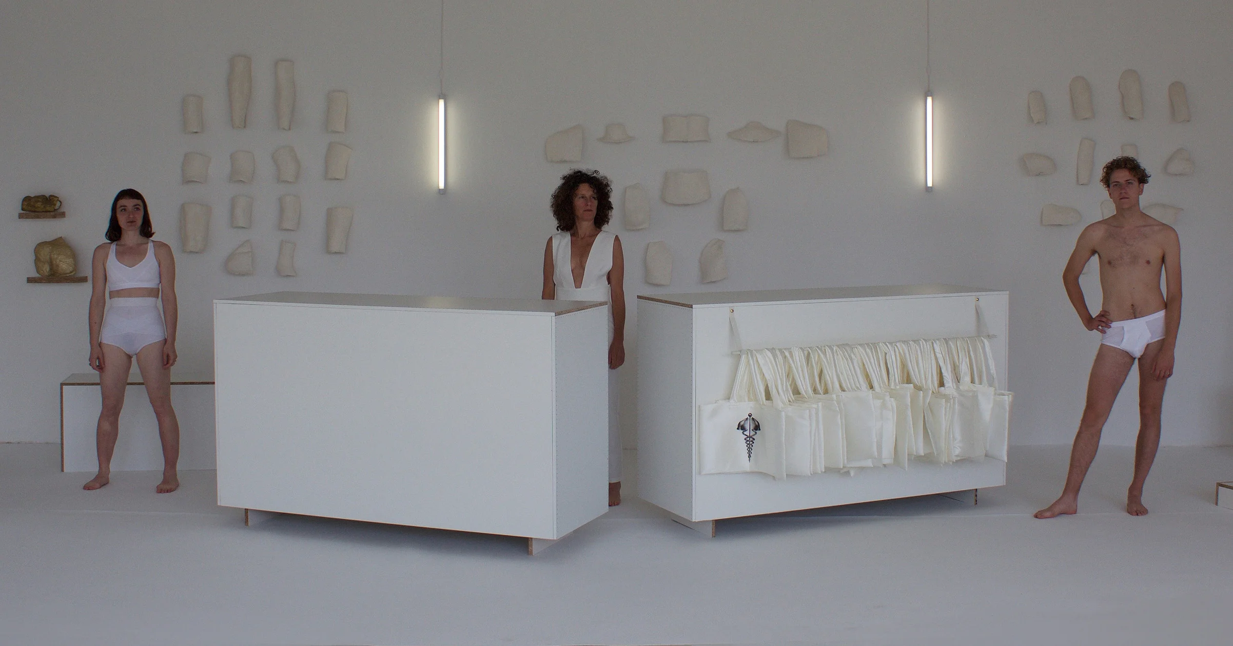 Pauline Gompertz , Orthèse Shop, Display mélaminé serti sur moquette blanche, Modèles, Orthèses en plâtre et parure dorée, Installation Dnsep 2016, Beaux-Arts de Nantes