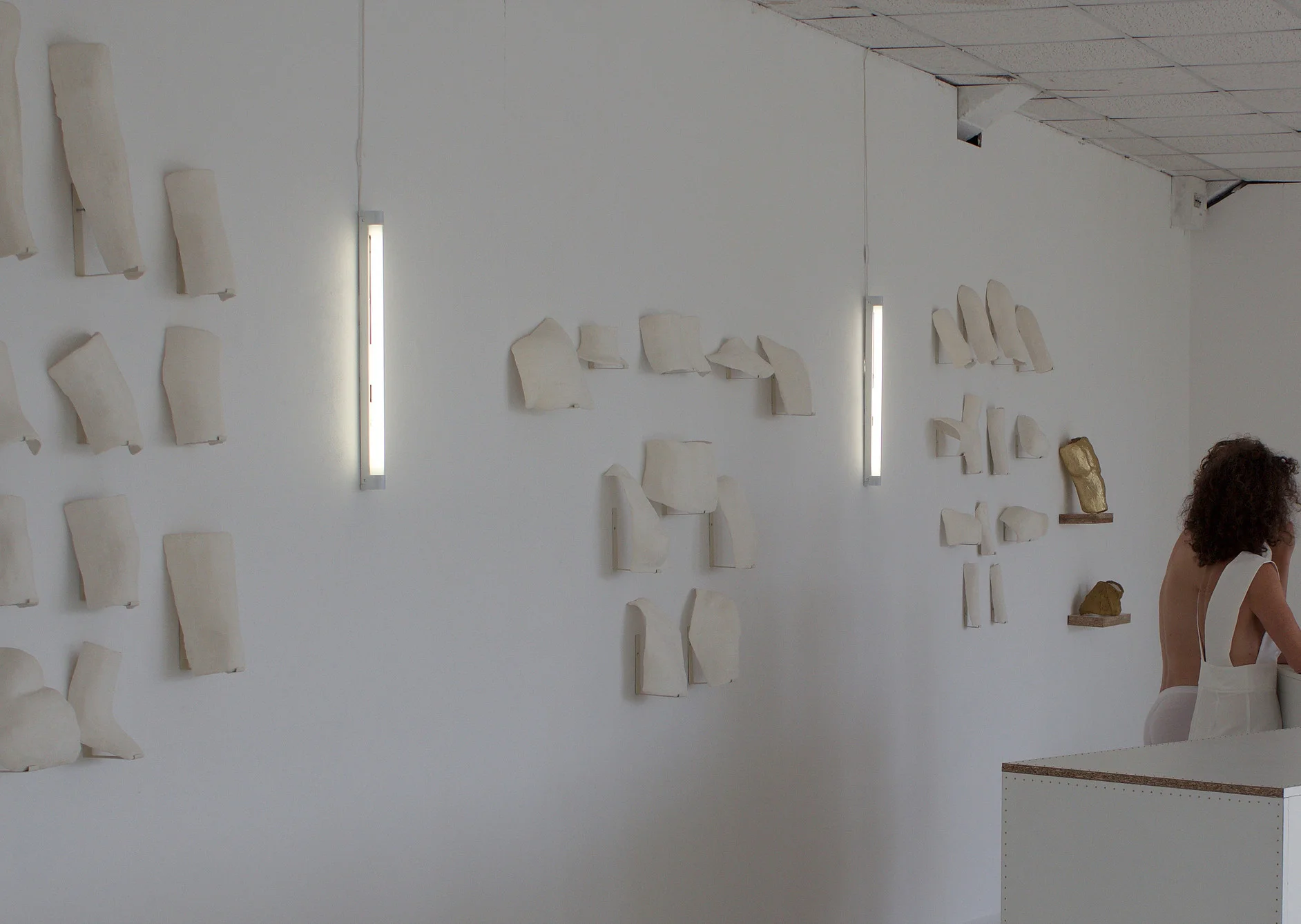 Pauline Gompertz , Orthèse Shop, Display mélaminé serti sur moquette blanche, Modèles, Orthèses en plâtre et parure dorée, Installation Dnsep 2016, Beaux-Arts de Nantes