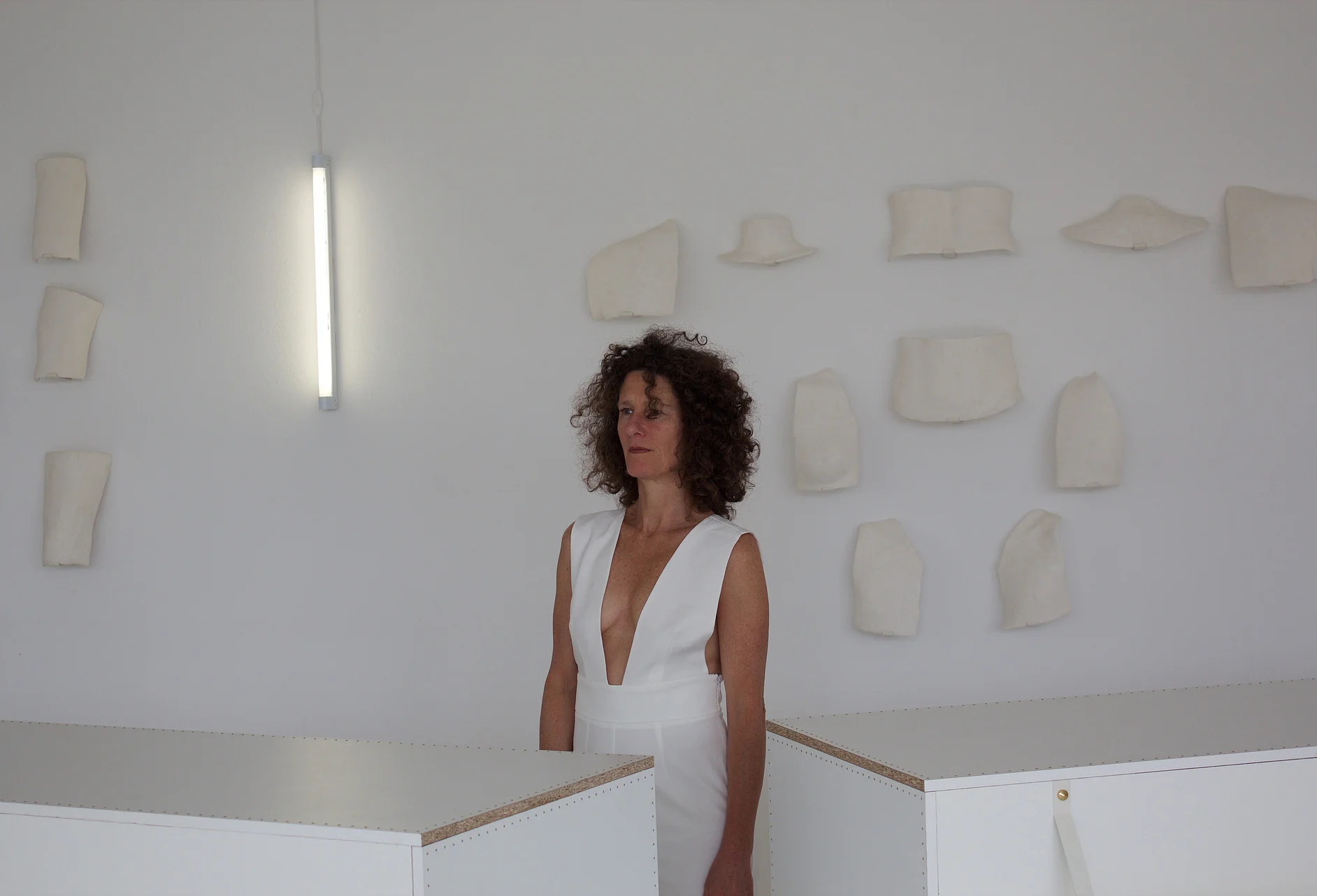 Pauline Gompertz , Orthèse Shop, Display mélaminé serti sur moquette blanche, Modèles, Orthèses en plâtre et parure dorée, Installation Dnsep 2016, Beaux-Arts de Nantes
