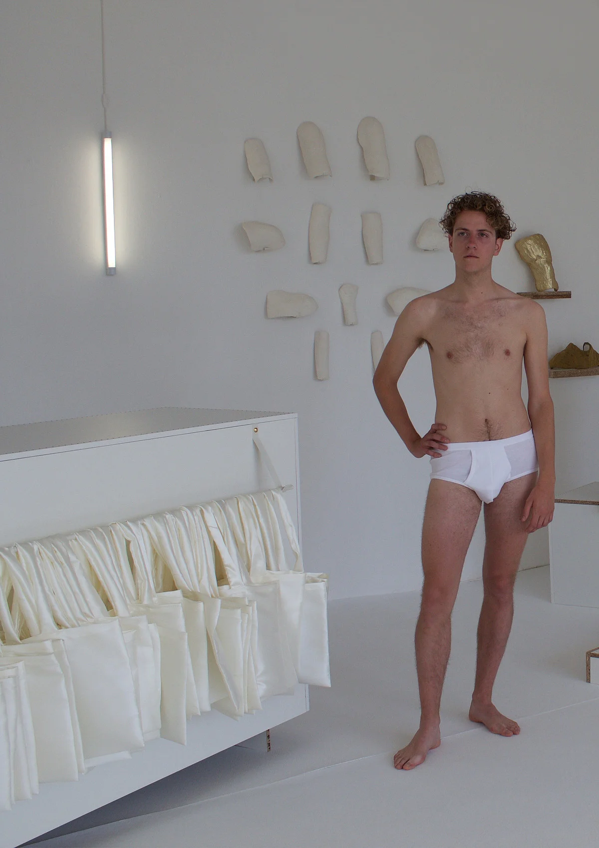 Pauline Gompertz , Orthèse Shop, Display mélaminé serti sur moquette blanche, Modèles, Orthèses en plâtre et parure dorée, Installation Dnsep 2016, Beaux-Arts de Nantes