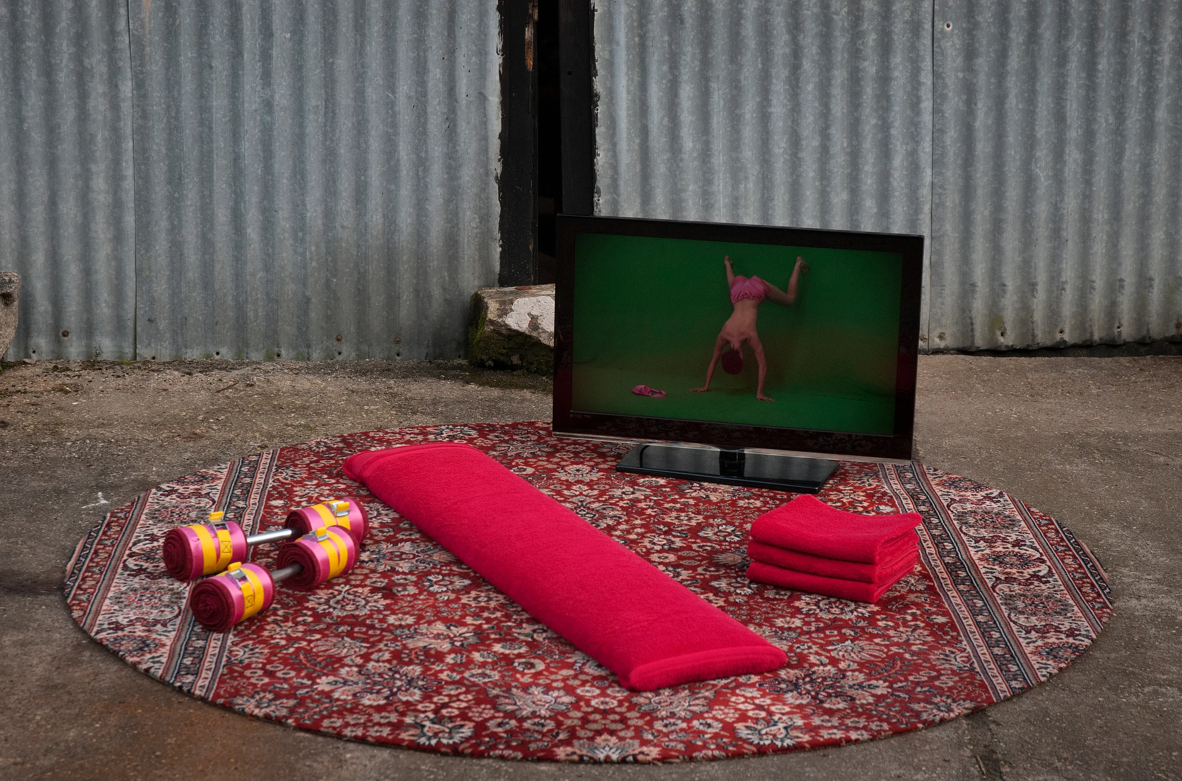 Pauline Gompertz, Drop it like Ritz hot, Photographie couleur et vidéo clip 1', 2018
