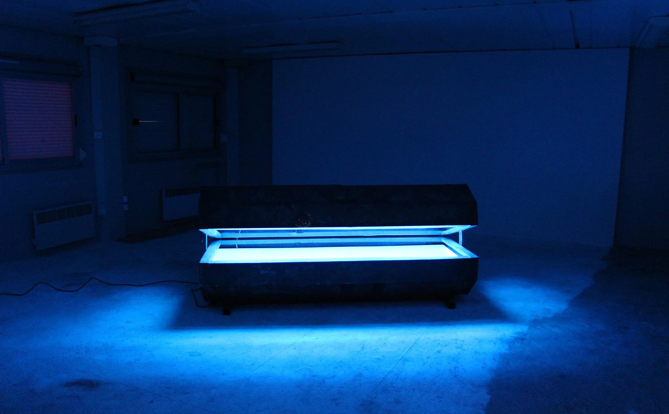Céleste Richard Zimmermann, Rusty blue 2017 , 200 x 100 x 80cm, néon, plexiglas bleu, métal, auge