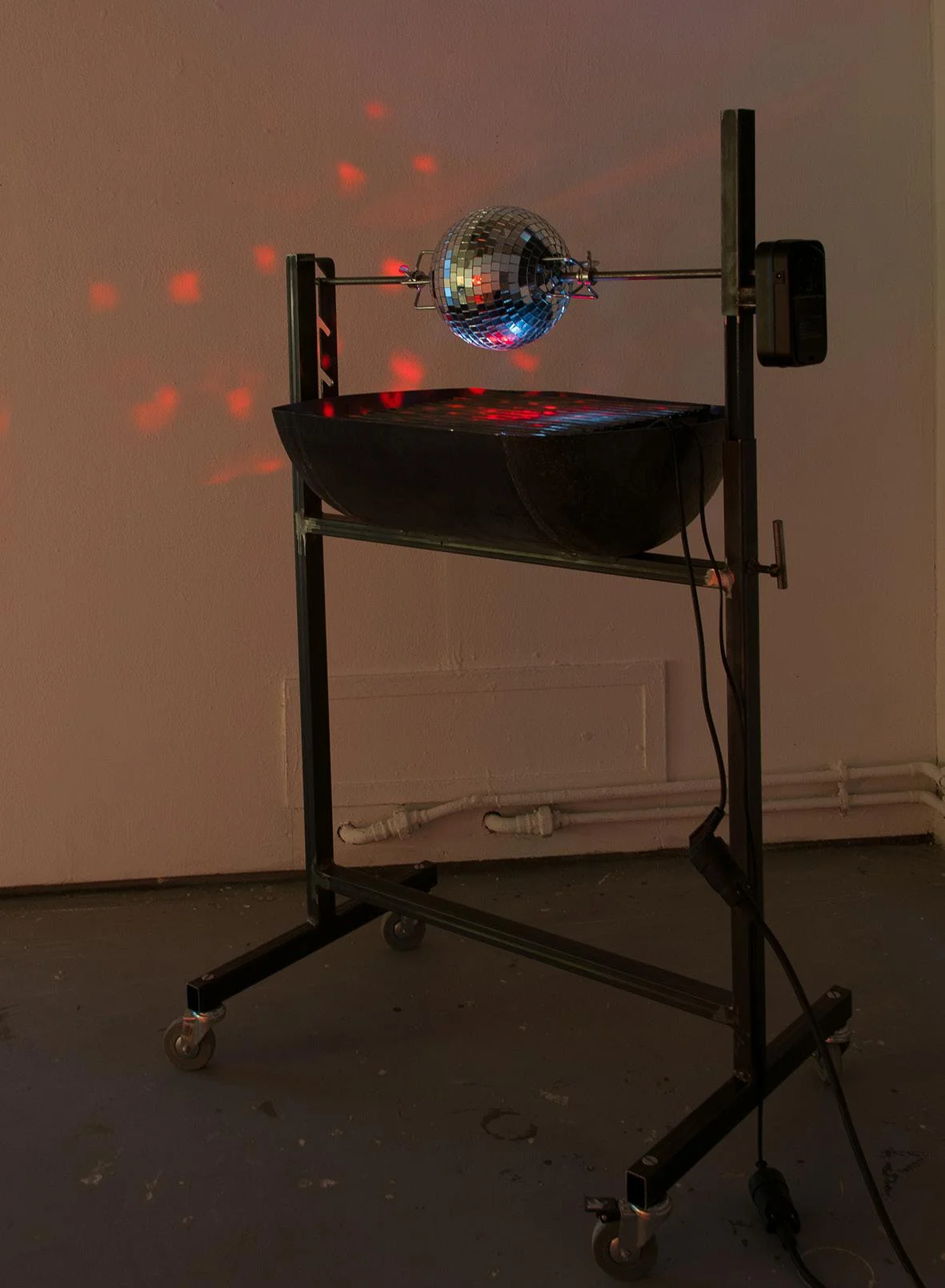 Céleste Richard Zimmermann, Celestial Grill , 2014 (le BBQ) métal, roulettes, chauffe eau, moteur, boule à facette