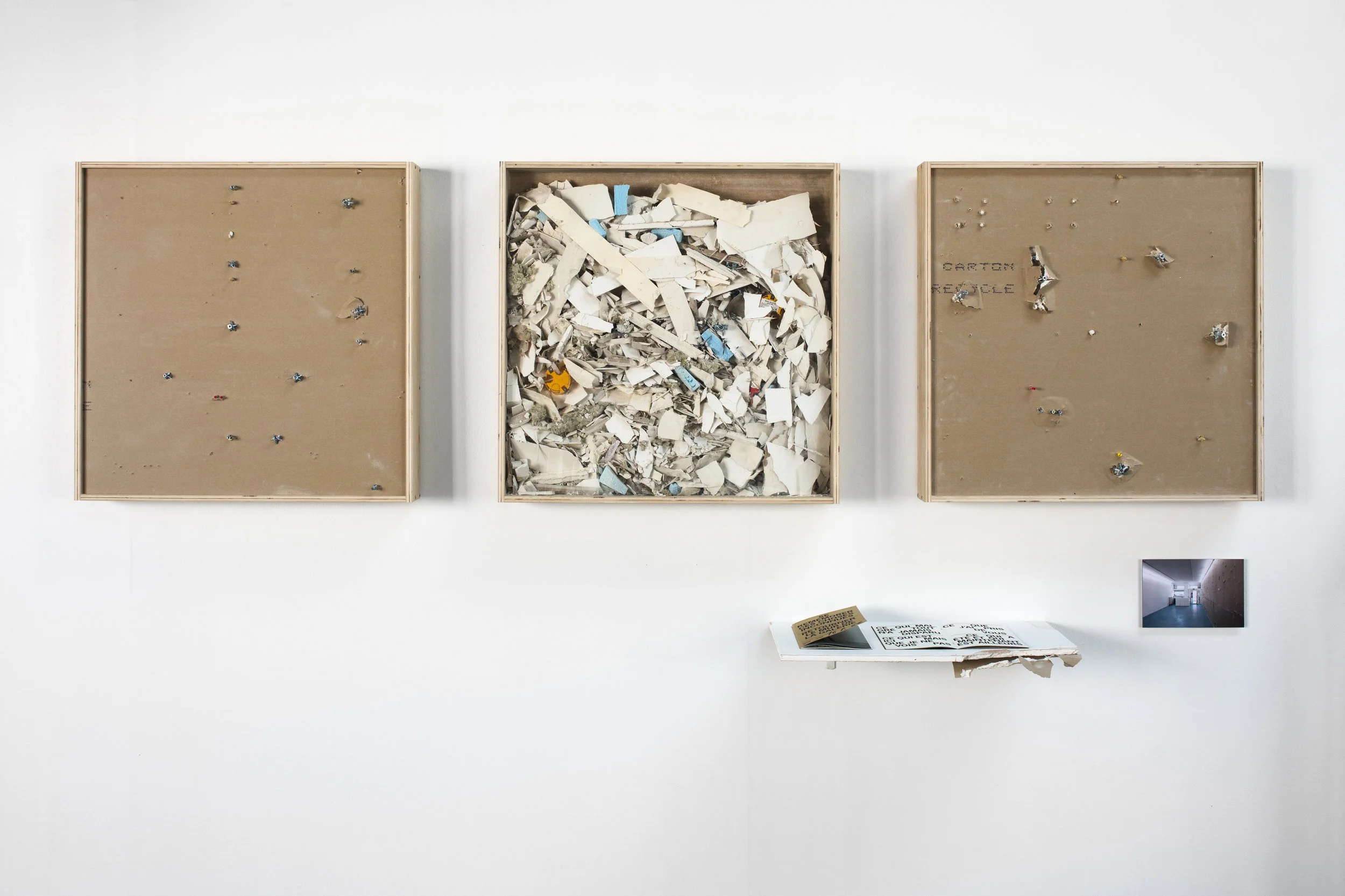 Installation view : Exhibition of the visual arts prize of Nantes, L’atelier, 2018. Crédit photo : Philippe Piron Hugues Loinard, Se remémorer ces choses inconnues, 2018 Échantillons de cimaises de la galerie RDV et traces de l'action "Se remémorrer ces choses inconnues" sous verre, caisson en bois, 80x80 cm.