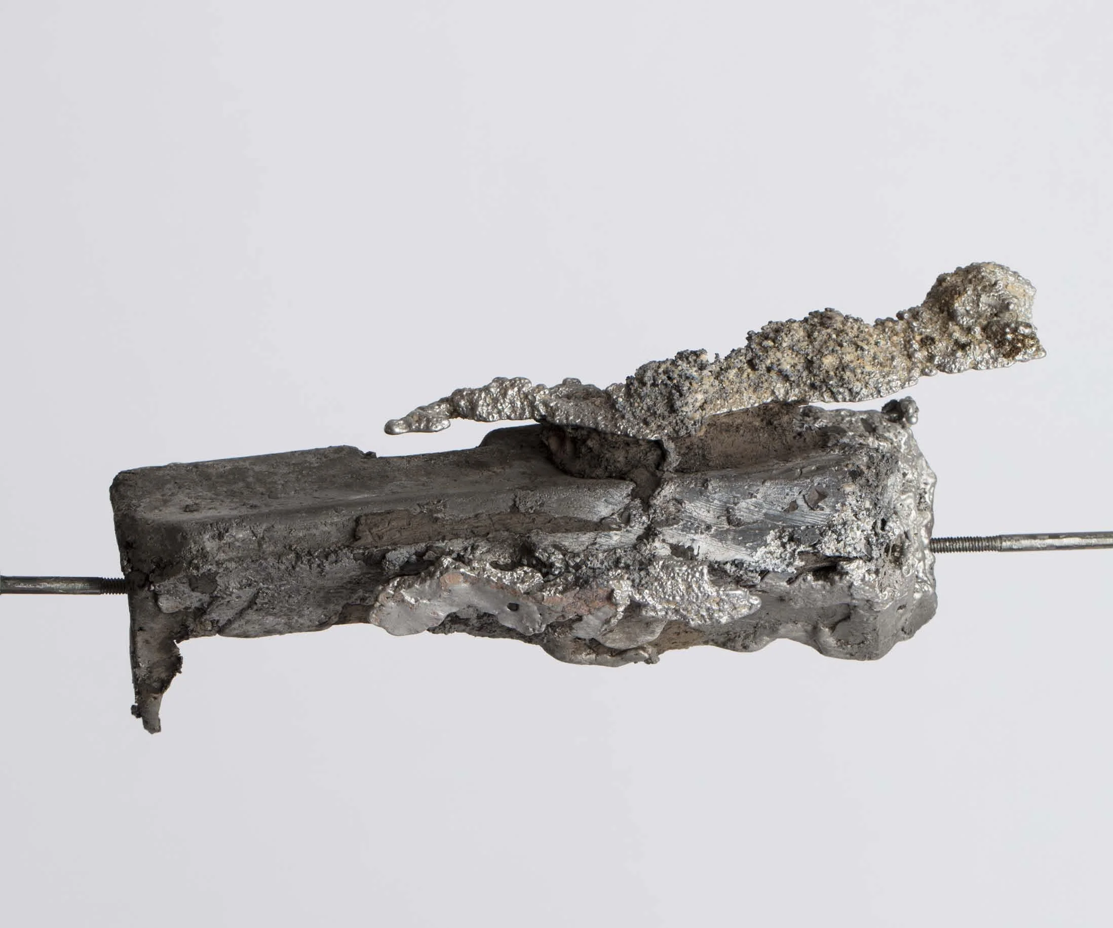 Jules Dumoulin, Tonner rôti , 2018 , Toner d’imprimante moulé puis tiré en aluminium, socle d’acier. 50x50x120cm