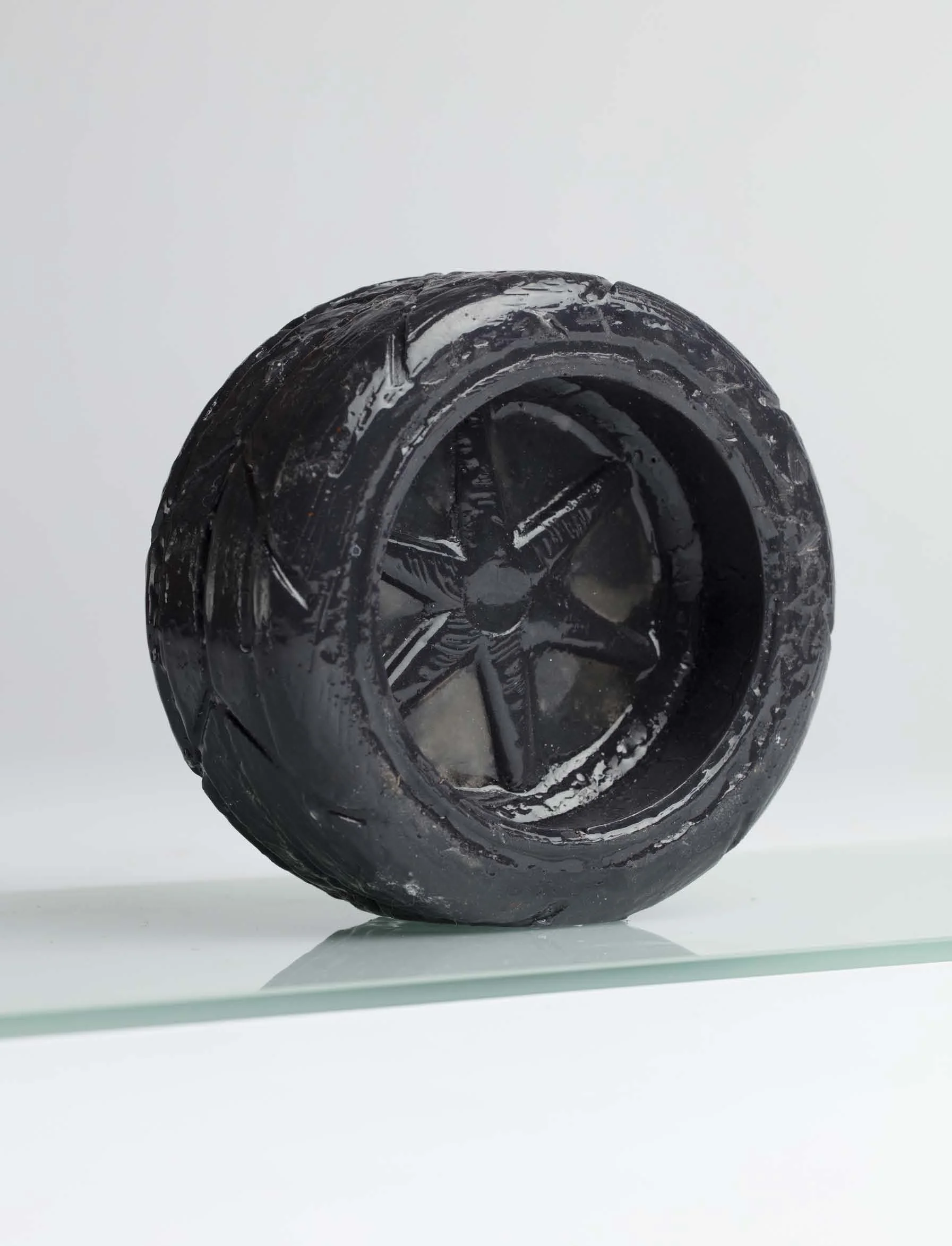 Jules Dumoulin , Amateur de voiture allemande, 2019, Roue de modelisme moulées, tirés en cire, tein- tées dans la masse, enduites de résine d’inclusion diamètre, 15cm
