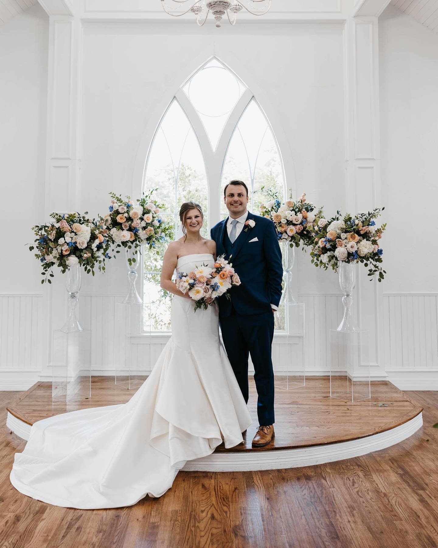 Cheers to the Witte&rsquo;s! 

I just loved this ceremony setup in the @springsvenuevalleyview chapel!