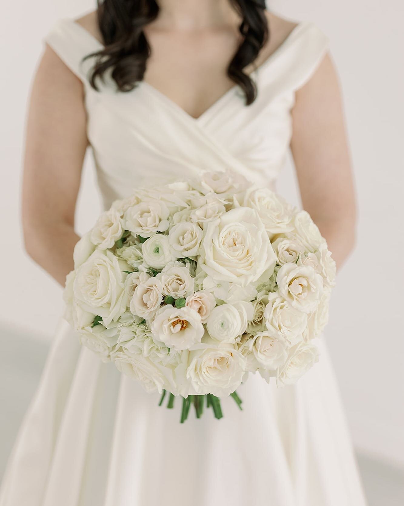 You can never go wrong with a clean, classic bouquet. 

Captured beautifully by @kortney.boyett