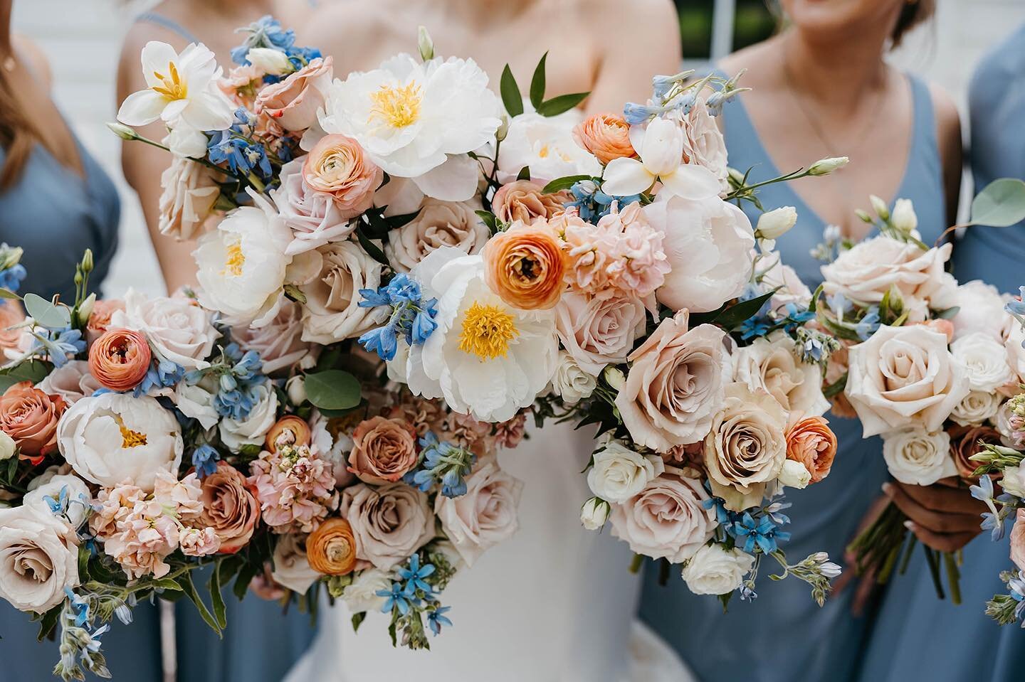 Those peonies sure know to steal the show!

Photo @medaabigailphotography 
Floral @thelacebouquet 
Coordinator @onefatdove 
Venue @springsvenue