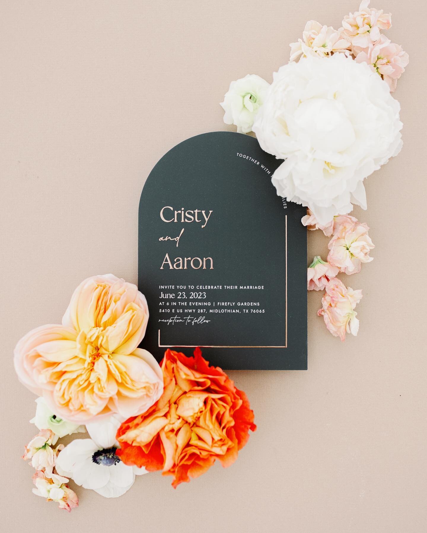 Loose blooms are the perfect way to elevate your detail photos. I love how they showcase the couples color palette!

Photo @karinadaniellephoto 
Floral @thelacebouquet 
Venue @fireflygardens 
Planner @funkytownaffairs