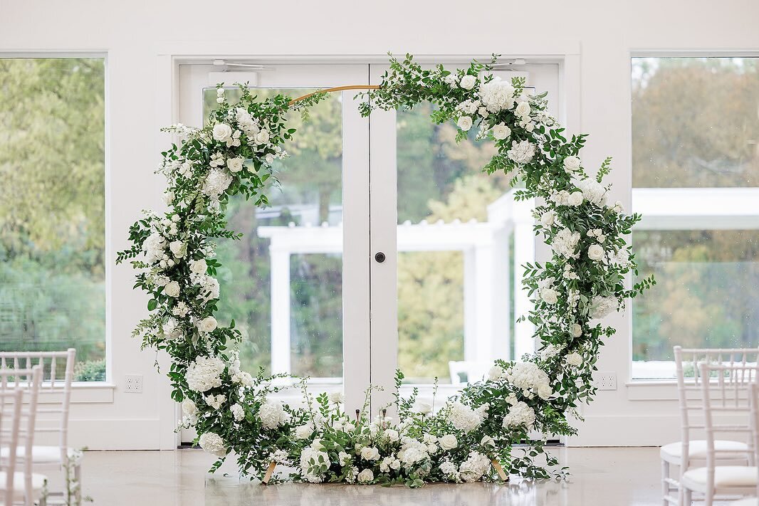You can never go wrong with a classic green and white circle backdrop 🤍 

Venue @fireflygardens 
Photo @magdiel.photography 
Floral @thelacebouquet