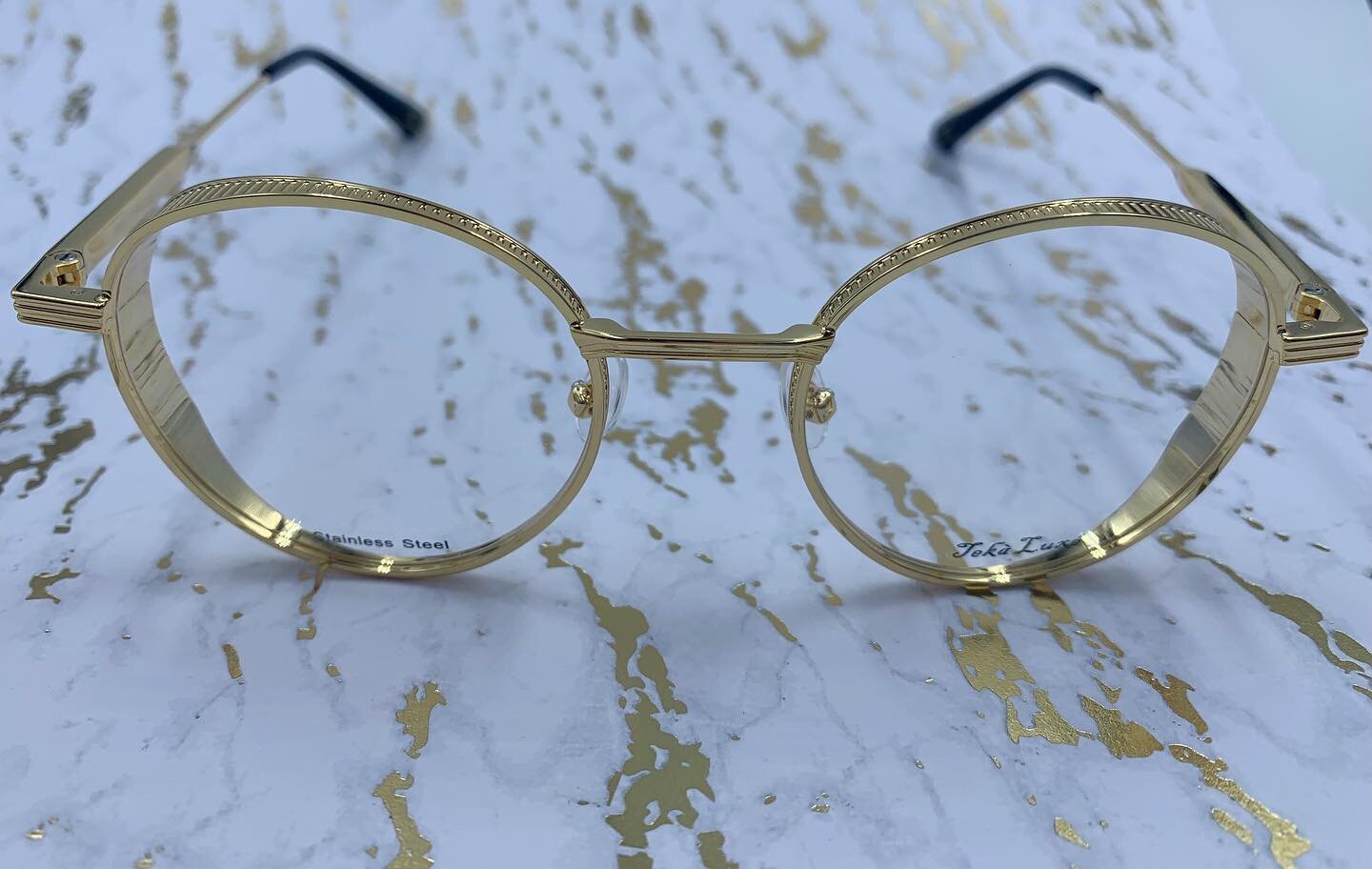 You can never go wrong with a classic black and gold look!⚫️✨
.
.
.
.
#opticalframes #glasses #eyewear #eyewearfashion #eyeglassesfashion #eyeglasses #eyeframes #fashiongram #tekaeyewear #tekaluxe