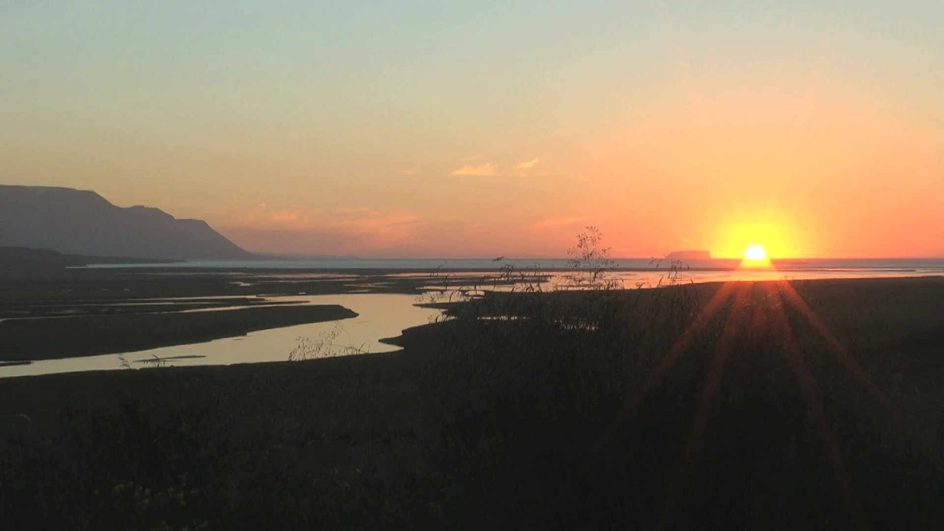 iceland-midnight-sun_-1XozdnxB-(0-00-00-00).jpg