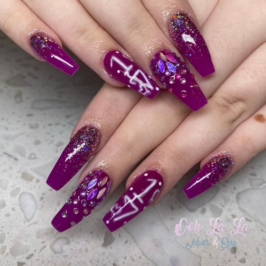 .
.
.
Nail tech: Alyssa
Product: acrylic with gel polish