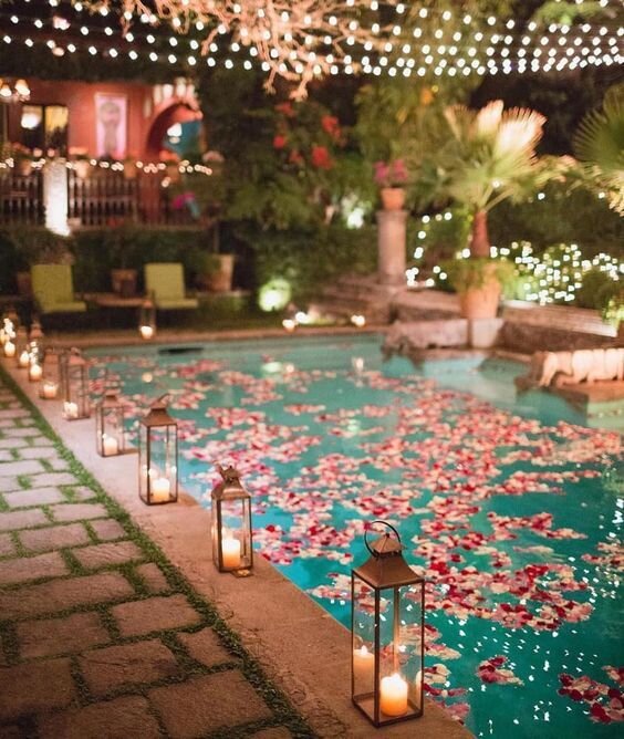 Une ambiance romantique pour votre pool party.jpg