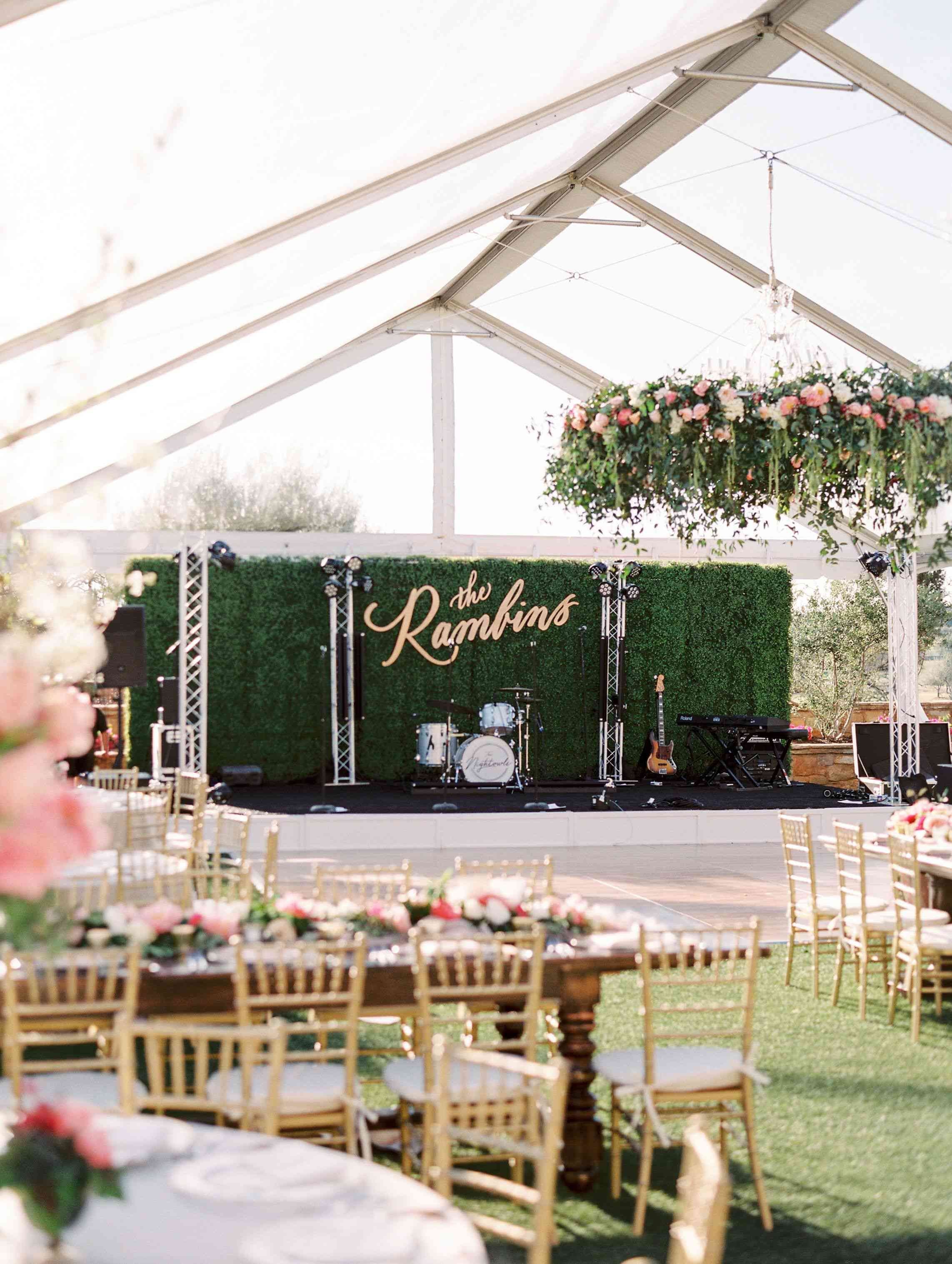 20 Décor Ideas to Dress Up Your Wedding Band Stage.jpg