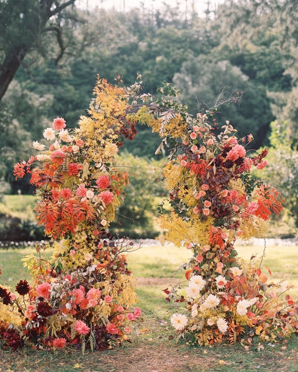 60 Fall Wedding Ceremony Decor Ideas Celebrating Seasonal Blooms.jpg