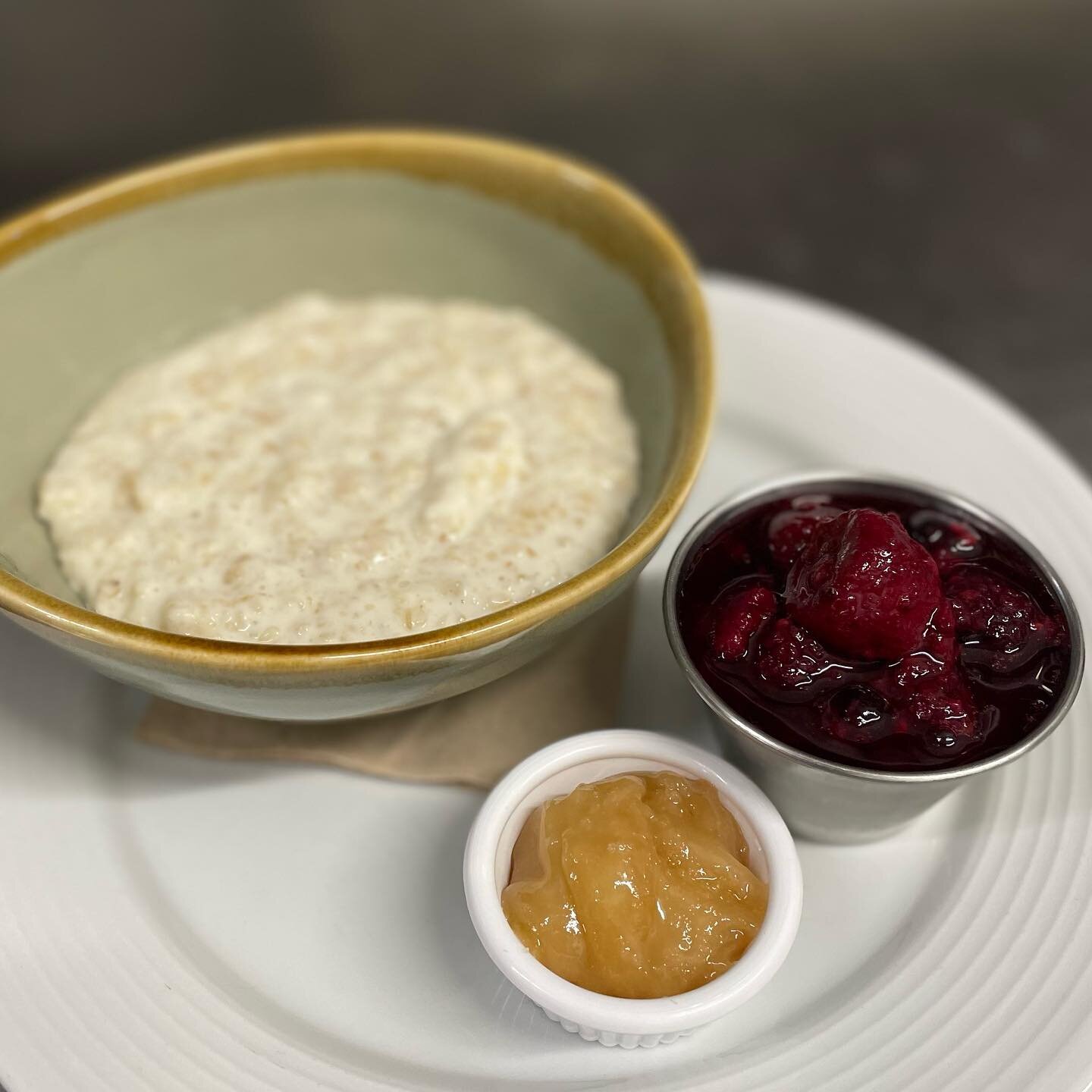 Our porridge is made with the best @marriagesflour oats and 100% milk (unless plant-based milk or water is your preference). We also have GF oats which then has us covered for everybody&rsquo;s preferences! No additives or packet mixes to be found at