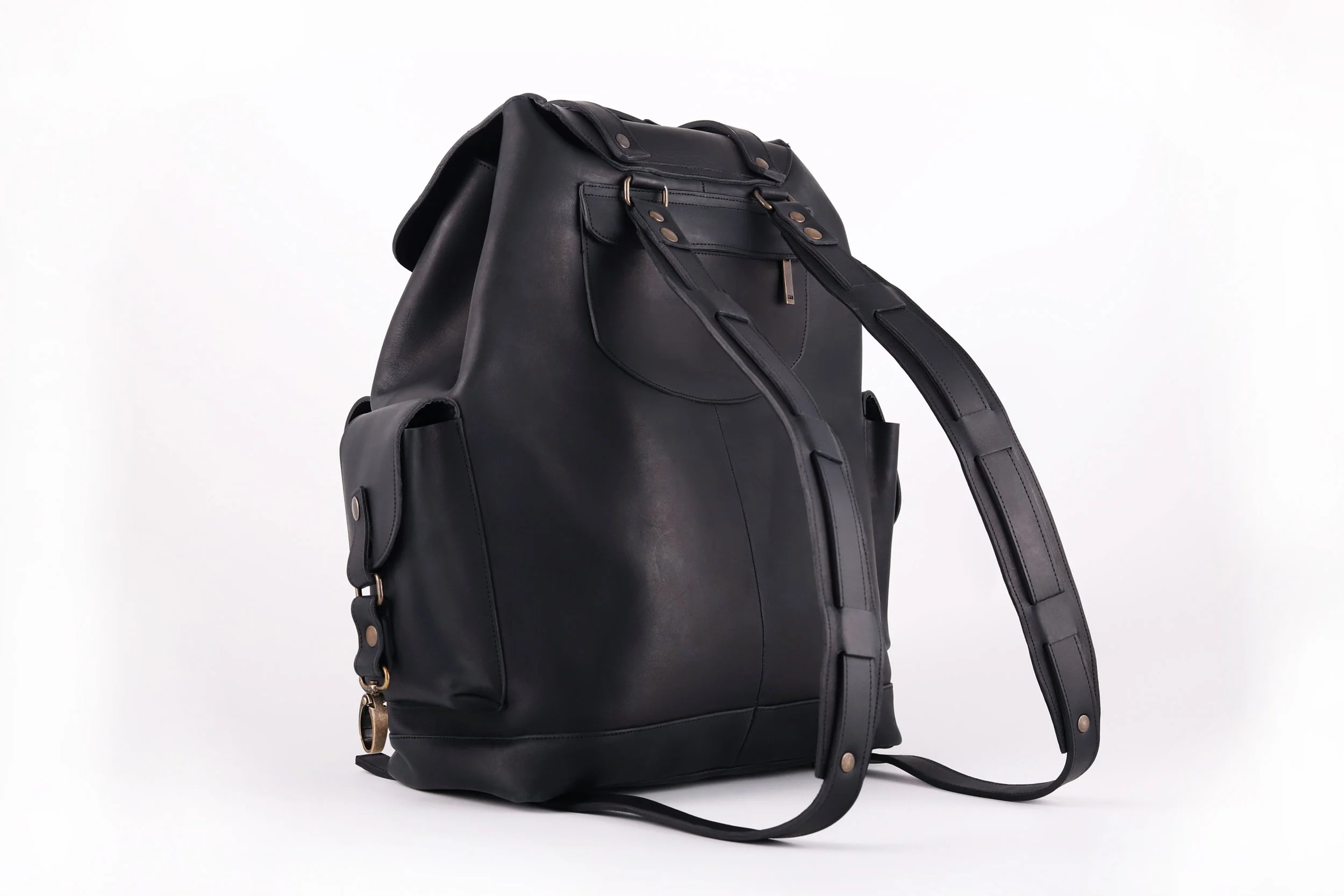 miles-and-louie-travel-backpack-mochila-viaje-piel-aceitada-oiled-leather-hicking-strapsnegro.jpg