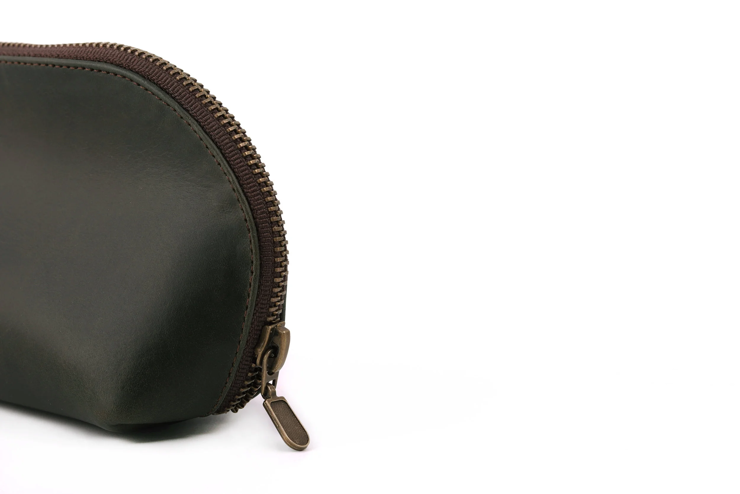 pouch-leather-miles-and-louie-piel-small-bag-green-detail.jpg