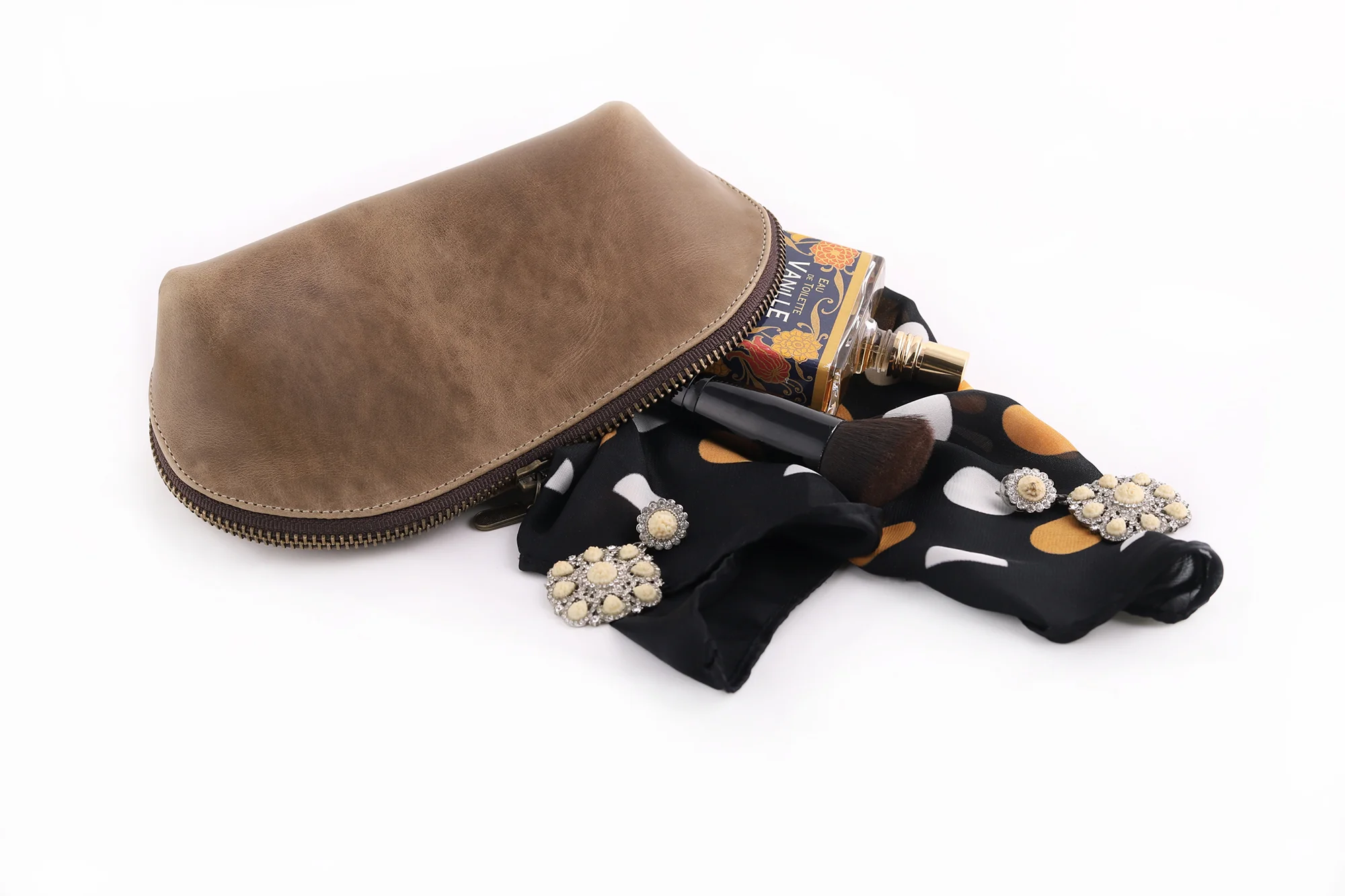 pouch-leather-miles-and-louie-piel-small-bag-sand-uso.jpg