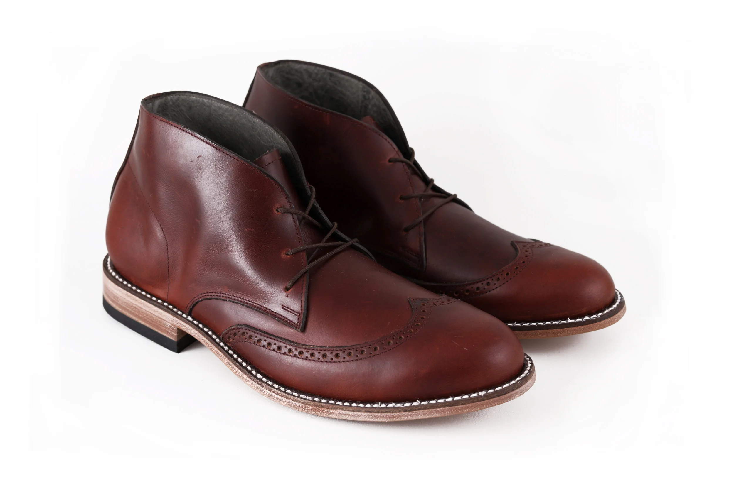 CHUKKA WINGTIP GUINDA PERSPECTIVA.jpg