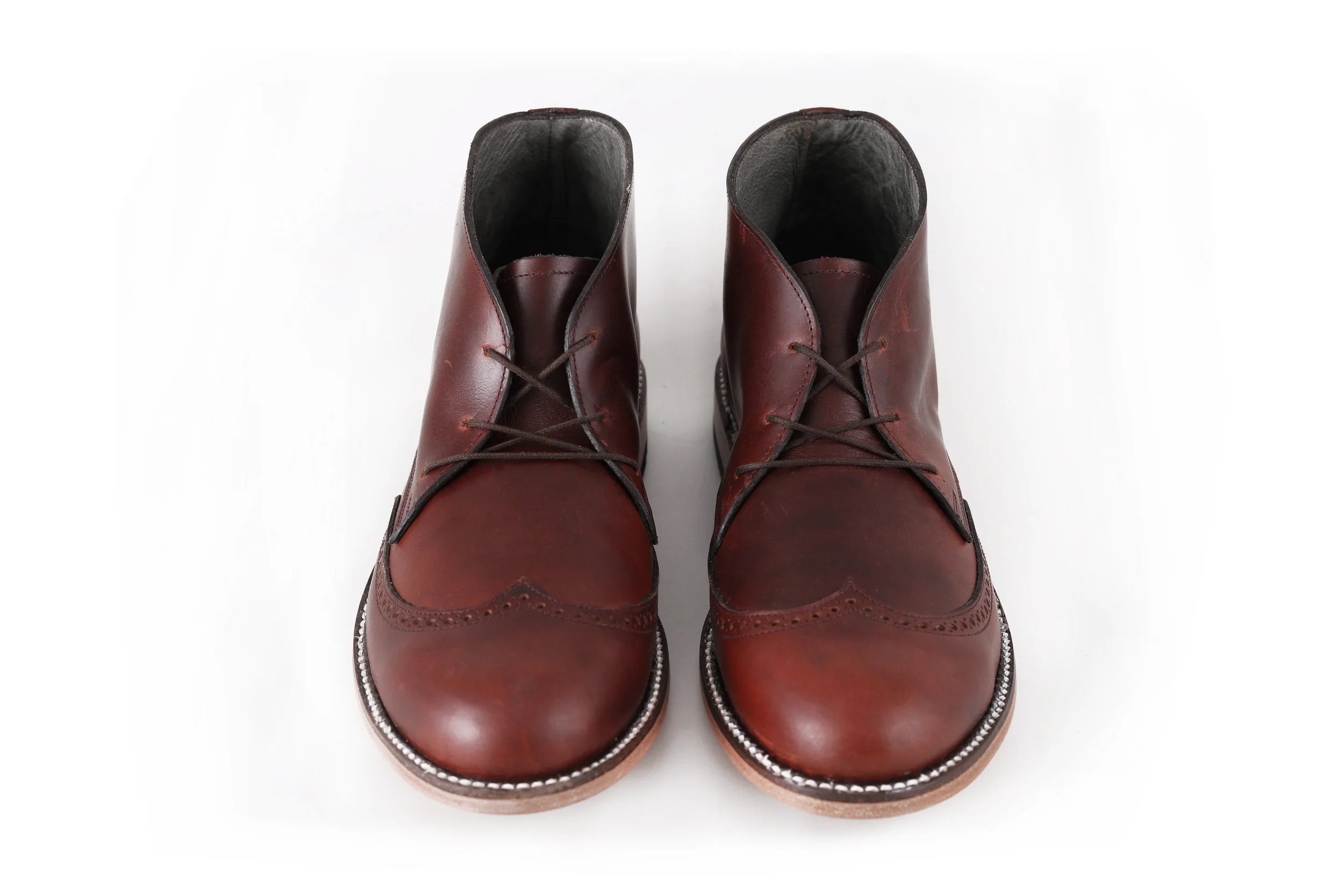 CHUKKA WINGTIP GUINDA FRENTE.jpg
