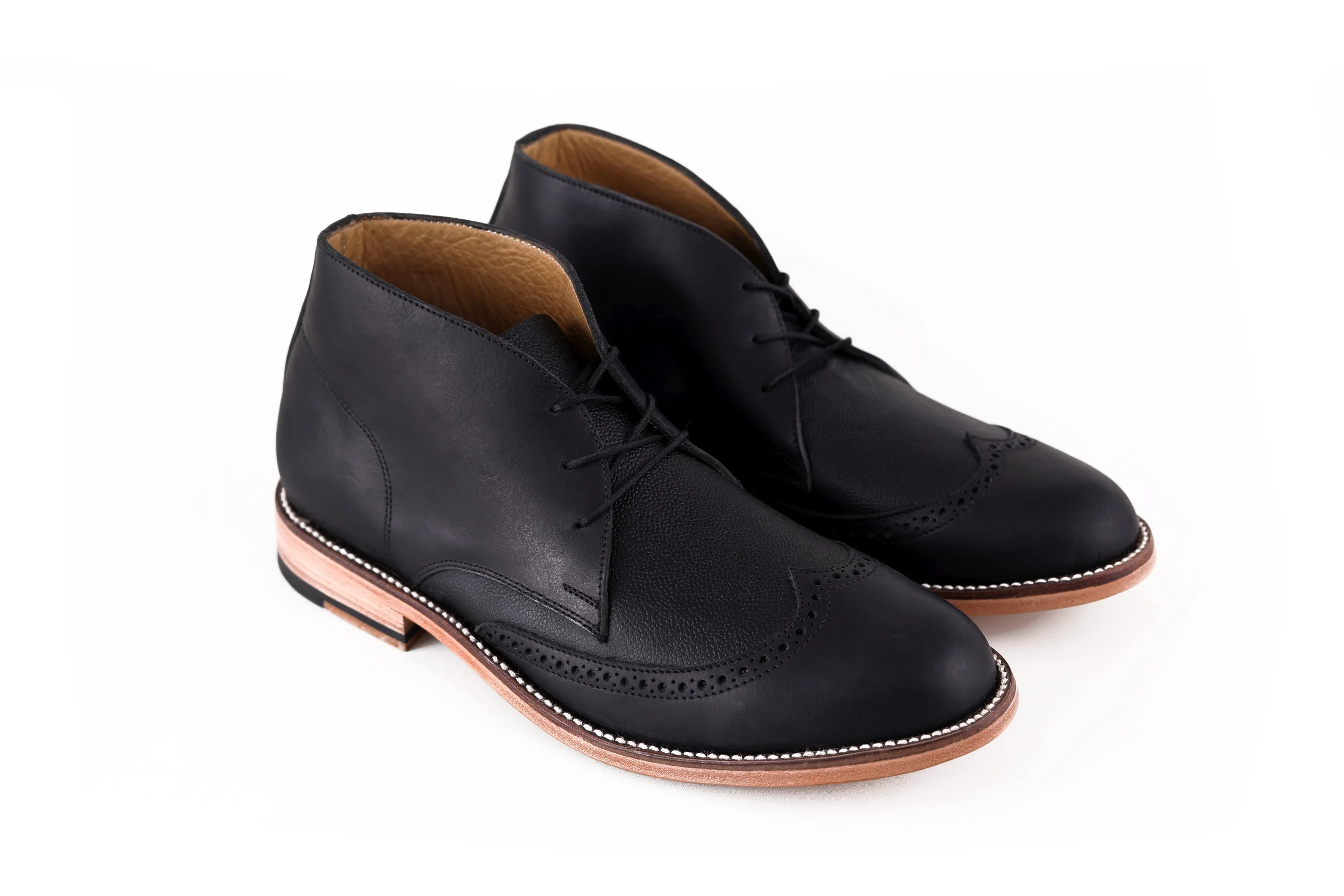 CHUKKA WINGTIP NEGRO PERSPECTIVA.jpg