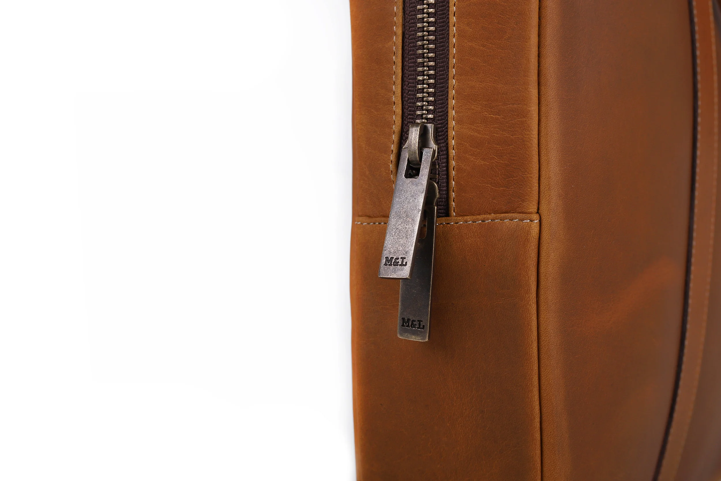 BRIEFCASE LEATHER MIEL DETALLE ZIPPER.jpg