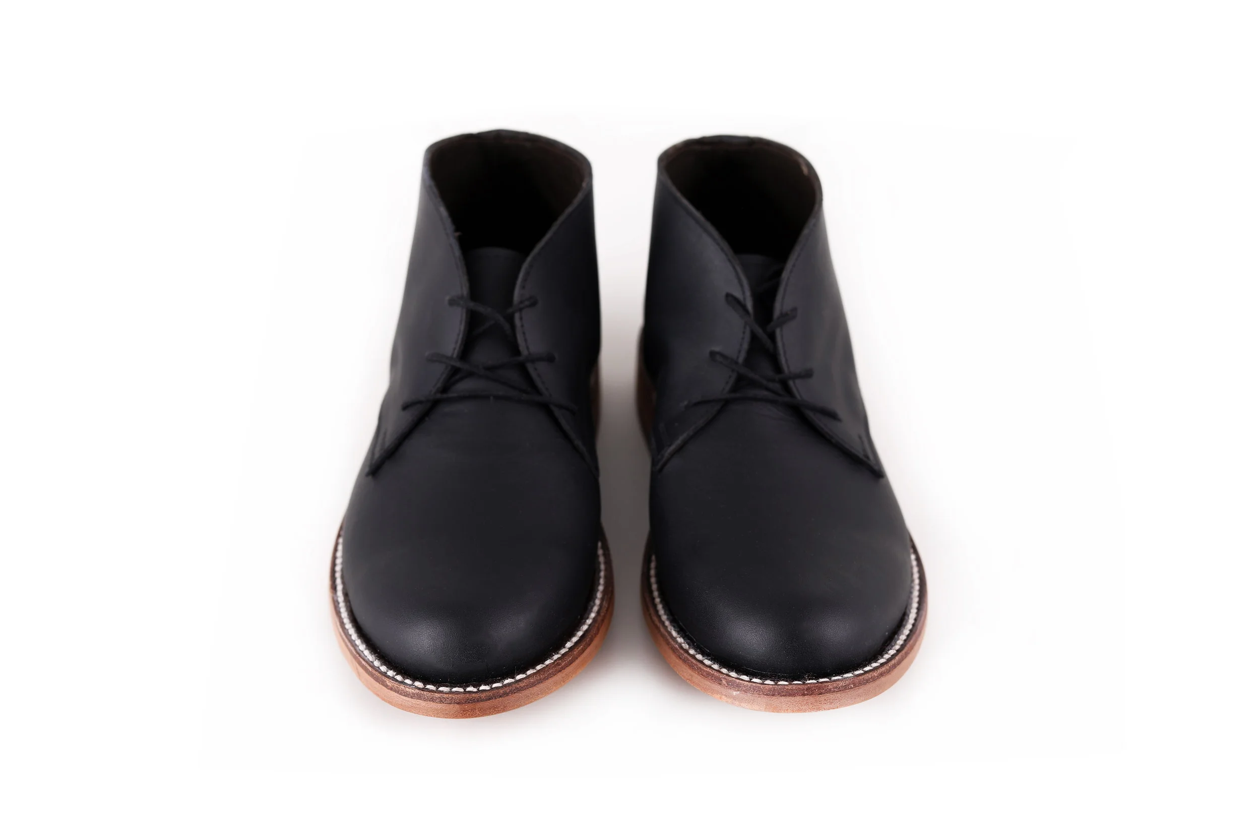 CHUKKA NEGRO FRENTE.jpg