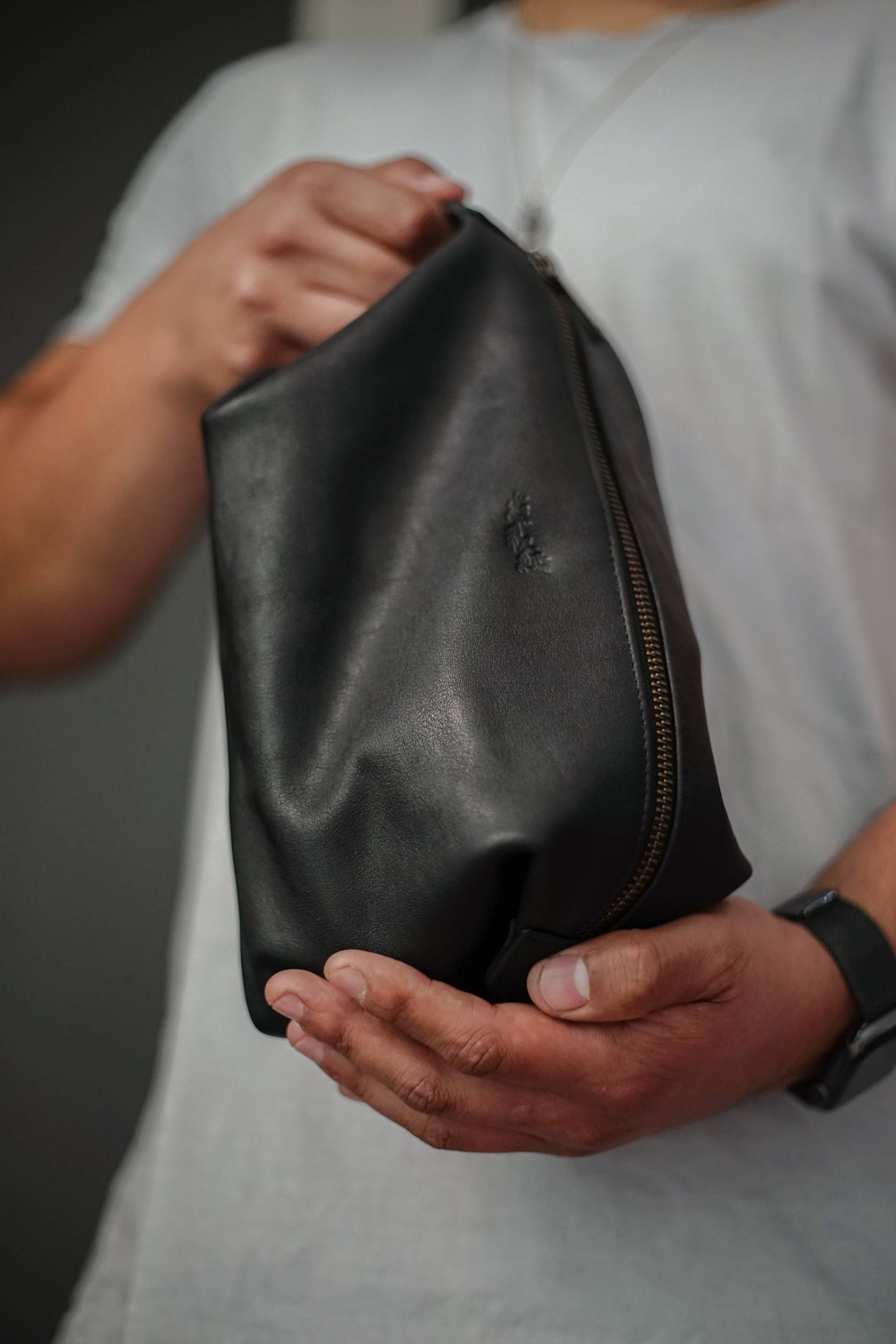 miles_louie_shapeless_pouch_doppkit_leather_light_travel_vacation_organization_carryall_cosmetics_bag_03.jpg