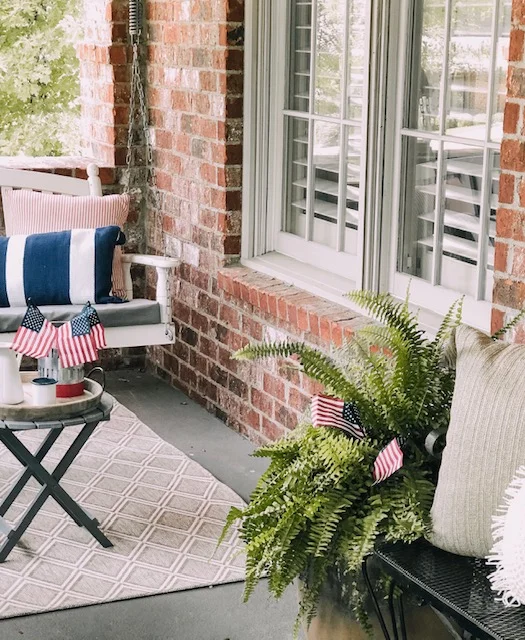 3easywaystoaddpatrioticdecortoyouroutdoorspace.jpg