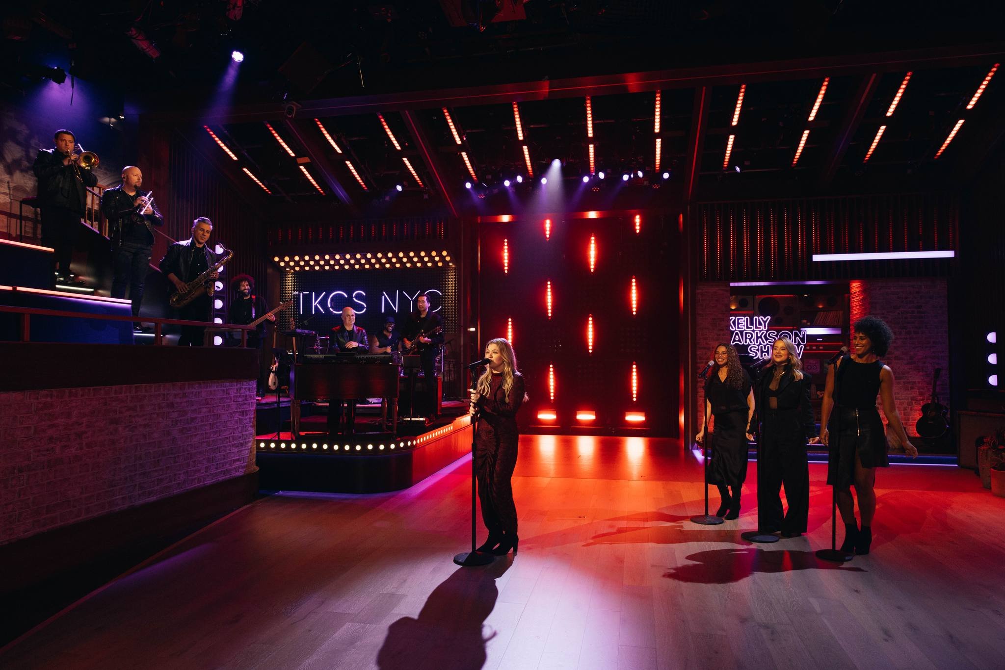 Let&rsquo;s Get Loud for this Studio 6A takeover! 😉 🎤 
.
.
.
.
#letsgetloud #jenniferlopez #kellyoke #mybandyall #30rock #thekellyclarksonshow #kellyclarksonshow #studio6a #season5 #kellyokefriday