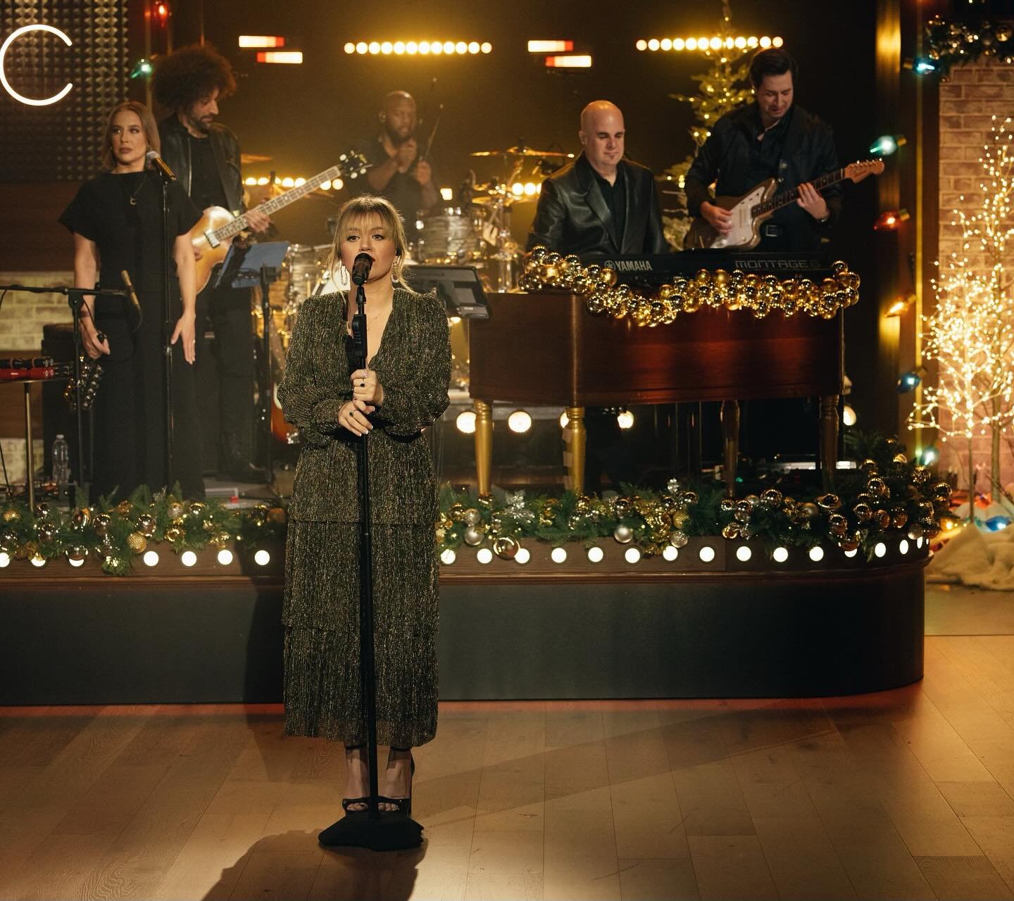 &ldquo;If you ever need me, if you find yourself alone. Christmas is a season, lights like you glow all year long&rdquo;. 

What @kellyclarkson said&hellip;bring on these Christmas #KellyokeFriday flashbacks.
.
.
.
.
#glow #kellyclarkson #christmasin