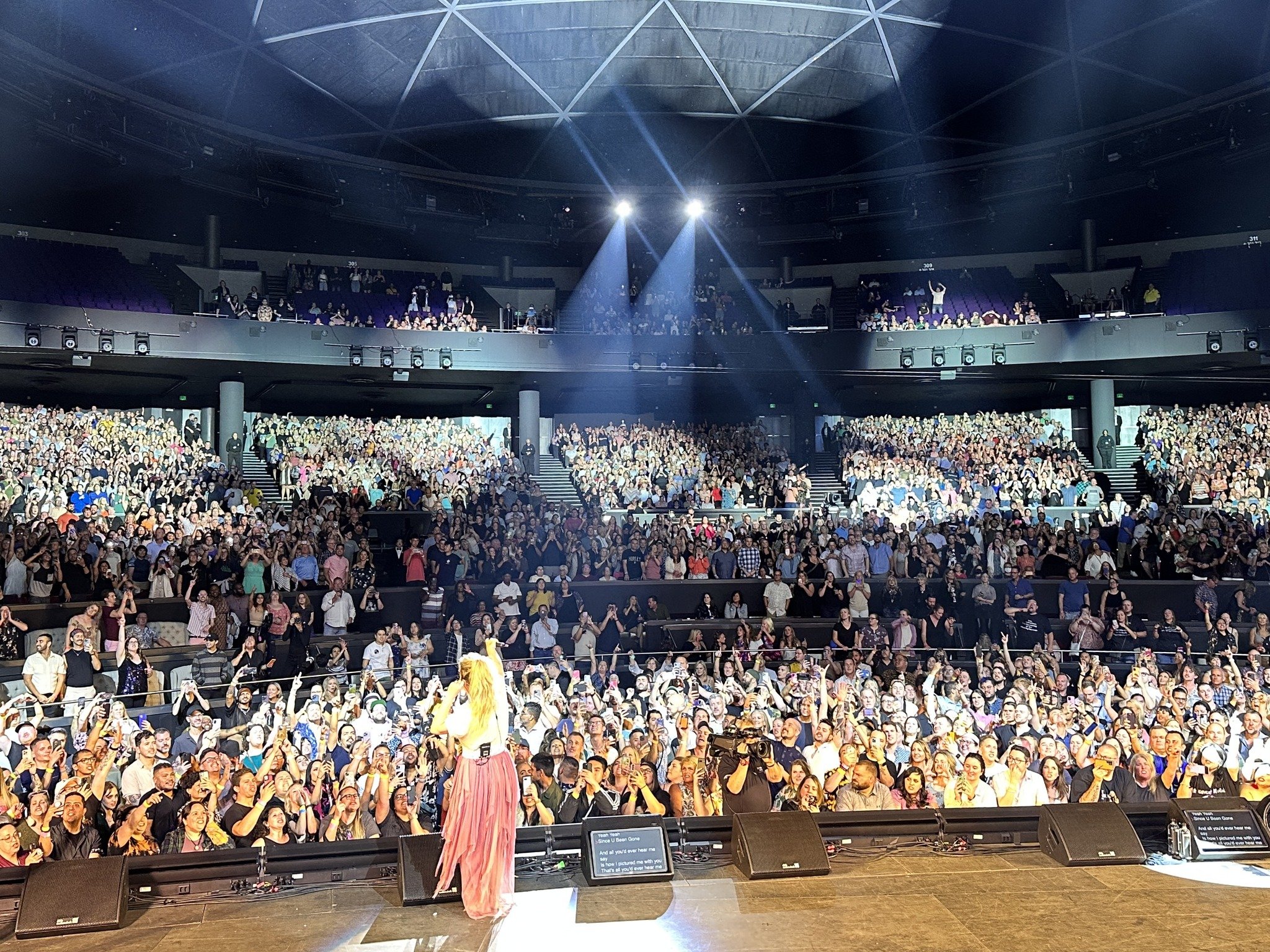 This time last year&hellip;📍the @kellyclarkson Vegas Chemistry Residency 
.
.
.
.

#tbt #memories #vegasthrowback #lasvegas #kellyclarkson #chemistry #chemistryresidency  #musicdirector #mybandyall