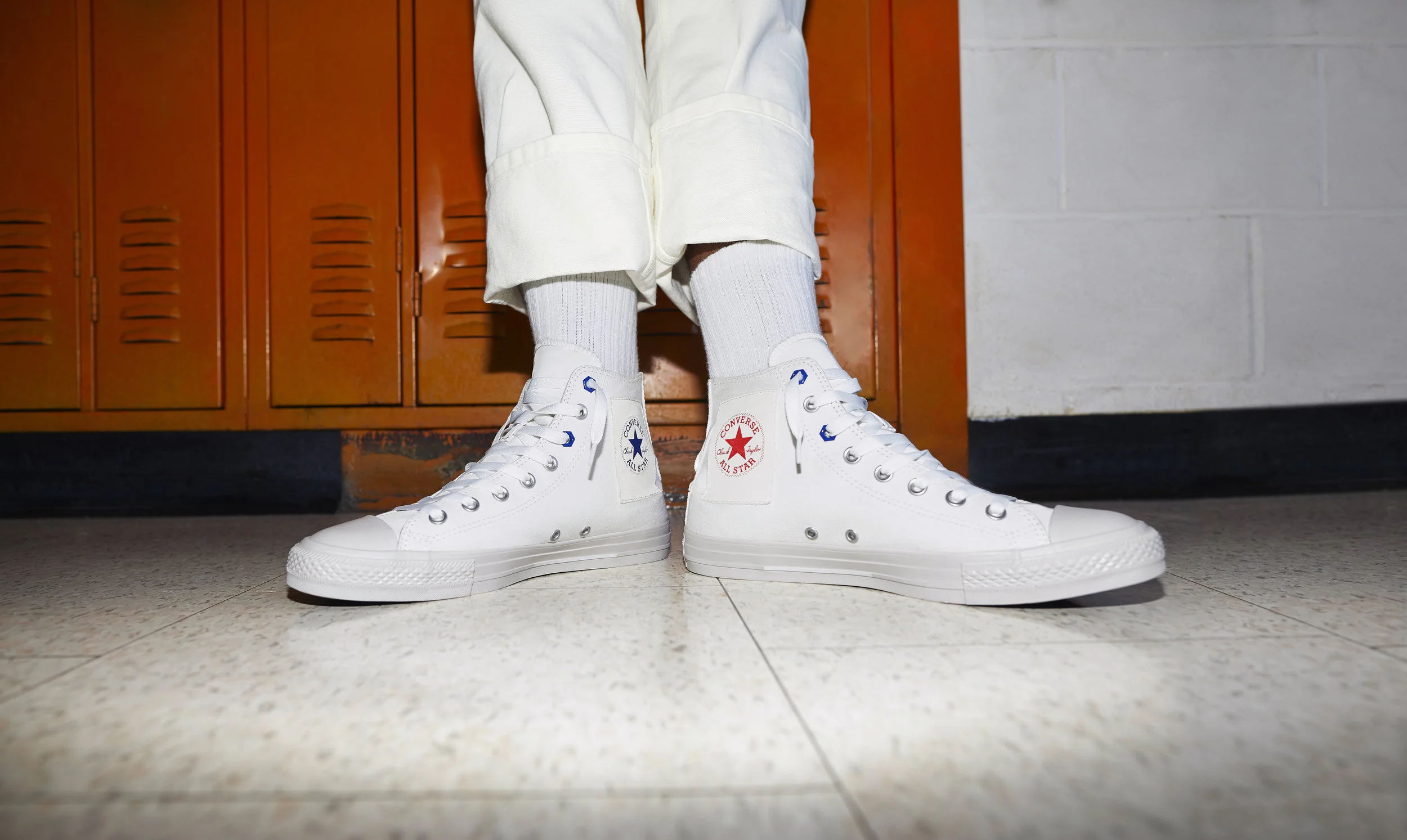 FA19_ChuckTaylorAllStar_FlightSchool_Hi _White_KneeDown_165051C.jpg