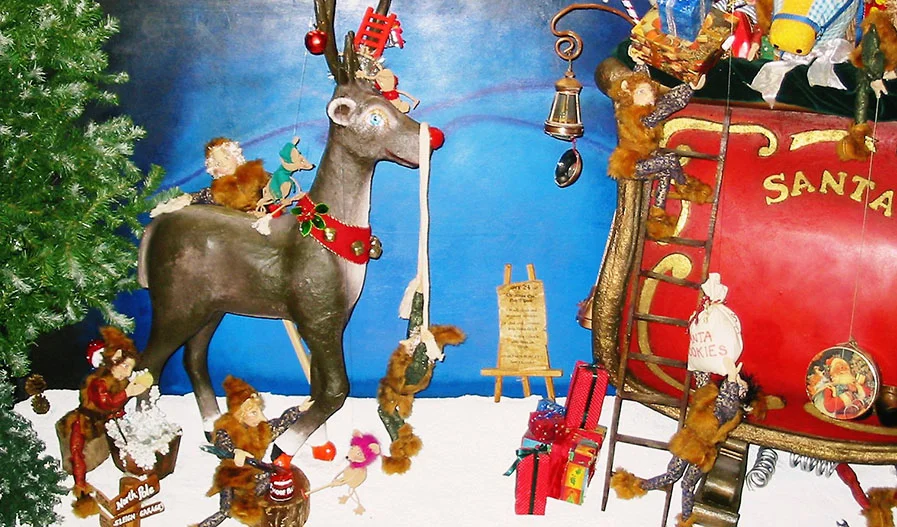 animated-christmas-window-rentals-sleigh-preparation.jpg