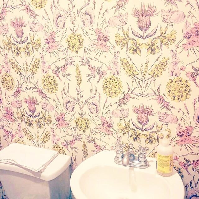 All about wallpaper! Thanks to @the_real_talulahula for choosing my &ldquo;Fields&rdquo; pattern in this warm colorway from @spoonflower for her bathroom. I&rsquo;m in love 😍 &mdash;&mdash;&mdash;&mdash;&mdash;&mdash;&mdash;
.
.
#patternstate #wallp