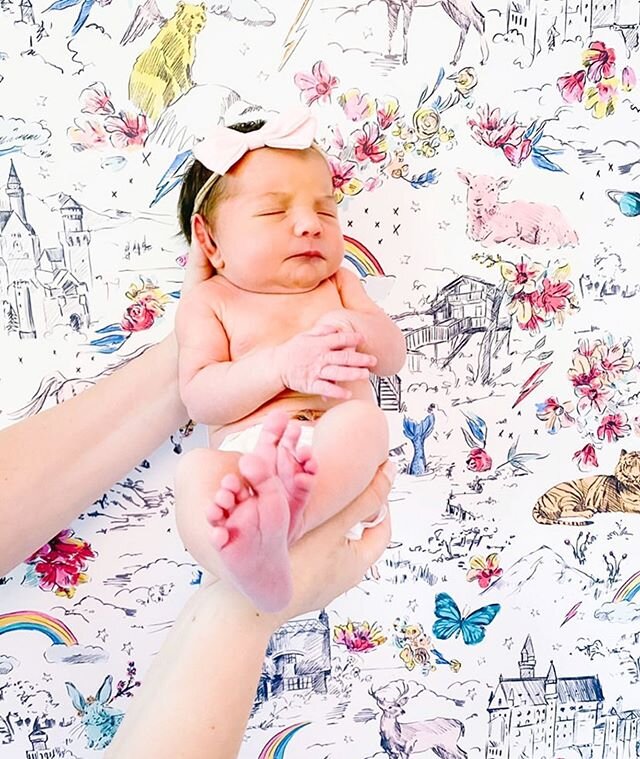 What a sight! ❤️ A special shout out to all the mothers having babies right now in the time of Covid. You have all my admiration and respect!! Love this image taken by Lindsay @merfmaid of her new daughter in front of her nursery wallpaper. Thank you