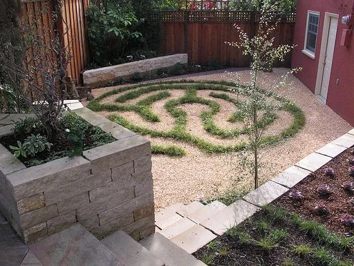 1fcf66b534a7583f34baec537e04107a--labyrinth-garden-backyard-retreat.jpg