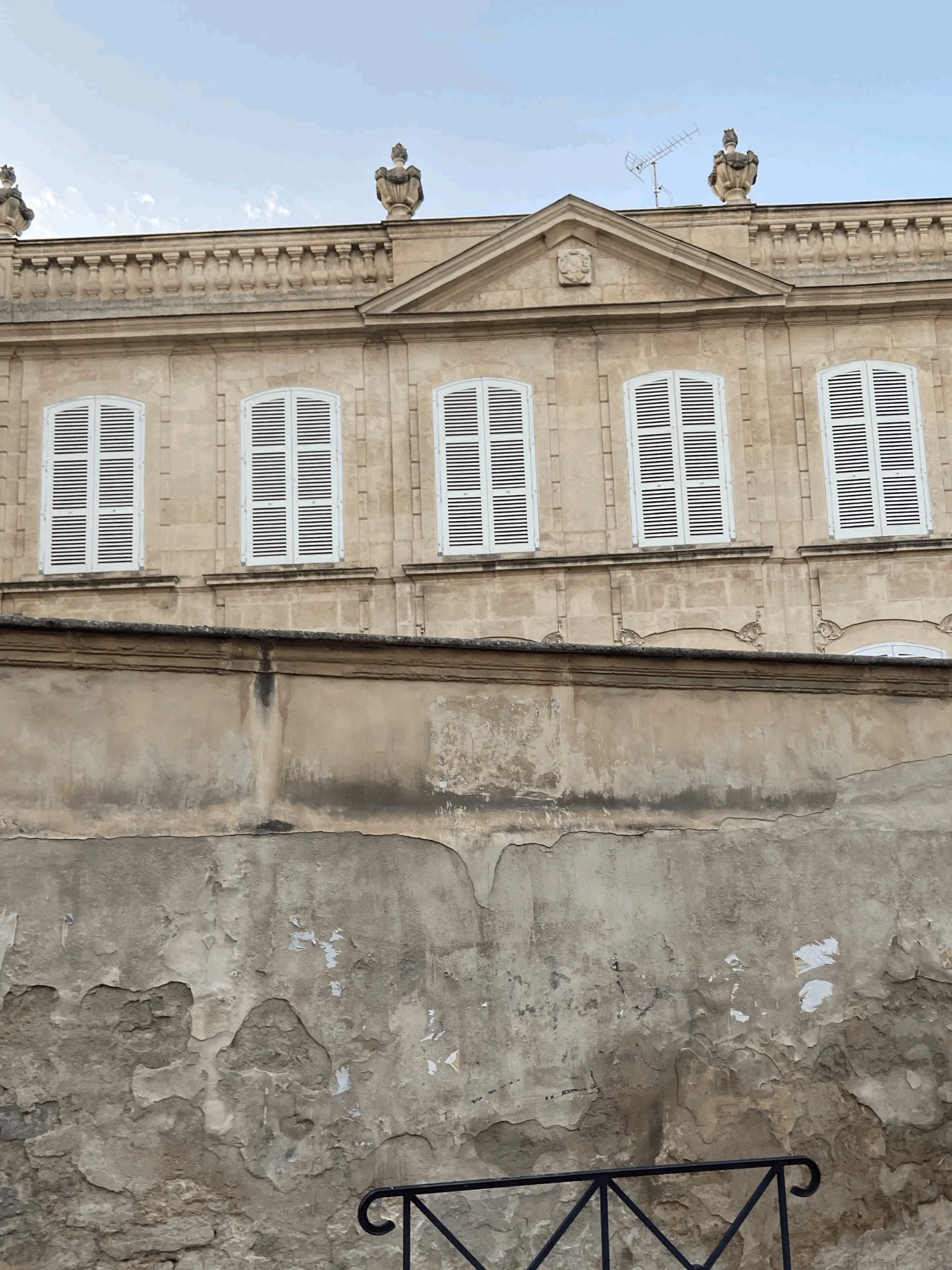  We have just passed through one of the difficult periods of this contemporary period. The world has been shut down by a virus. People are recovering slowly from the psychological aftermath.  The gallery name BELLE [bɛl]. n. f. BEAU [bo]. n. m. which