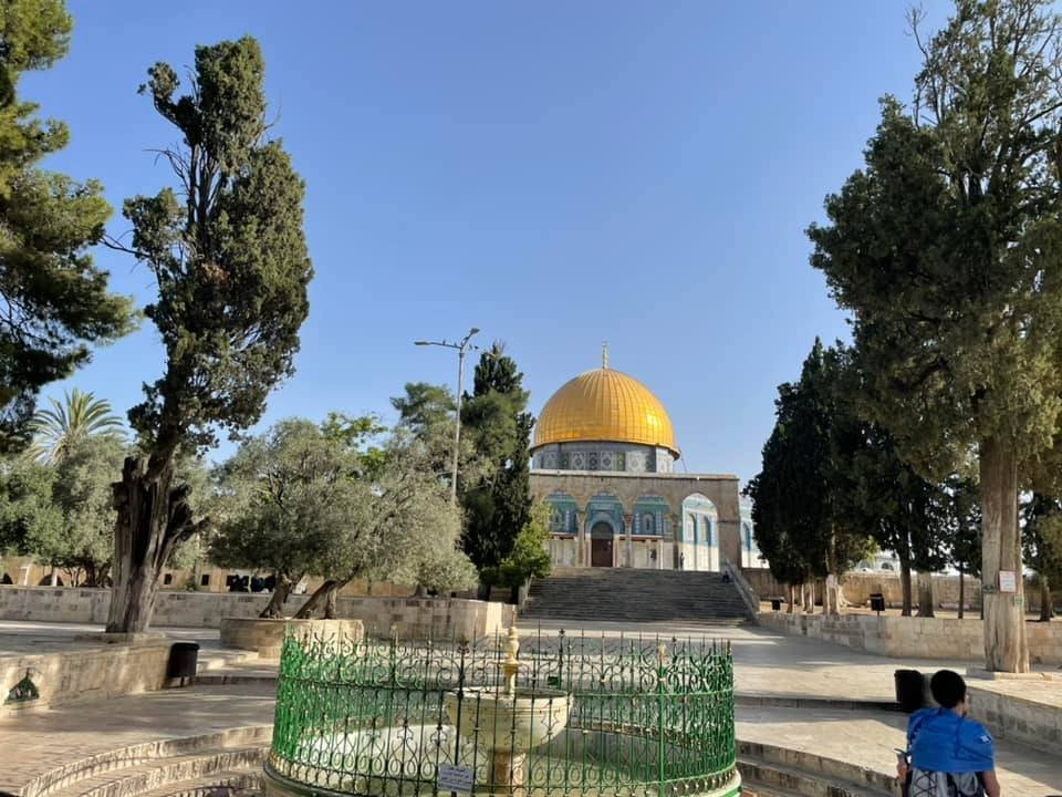  Approaching the Dome of the Rock. 