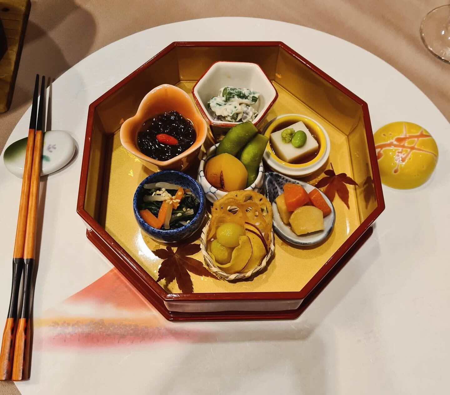 One of the things we&rsquo;re really looking forward to for our upcoming Japan yoga and hiking retreat is the food 🍱 

Traditional Japanese spa or onsen does Kiseki which is a beautifully presented multi course dinner. This photo is of one of the ve