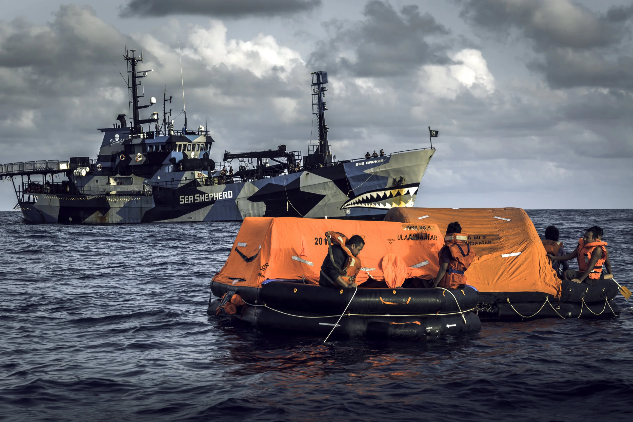 Bob Barker, ledet av kaptein Peter Hammarstedt, er navnet på skipet som tok opp jakten på Thunder. Skipet tilhører den militante miljøbevegelsen Sea Shepherd. Foto: Simon Ager
