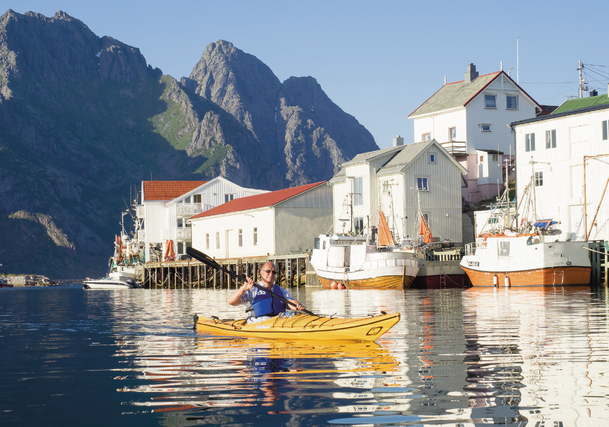 HAVNEBESØK: Å padle gjennom havna i Henningsvær er obligatorisk om du er på kajakktur i området. Foto: Kristin Folsland Olsen