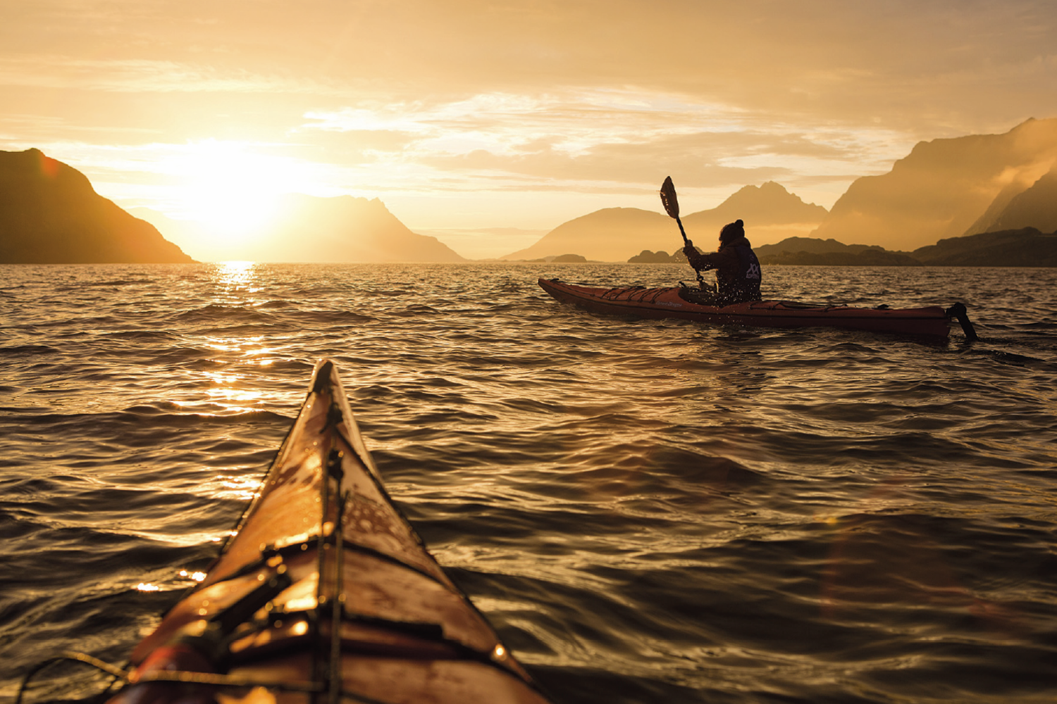 MIDNATTSSOL: Det er rett før midnatt, og sola har satt havet i brann. Foto: Kristin Folsland Olsen