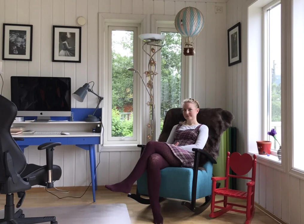 Monika Steinholm trenger ikke mye for å kunne skrive. Men det er ved det blå og hvite skrivebordet som har gått i arv fra foreldrene, at hun er mest produktiv. 