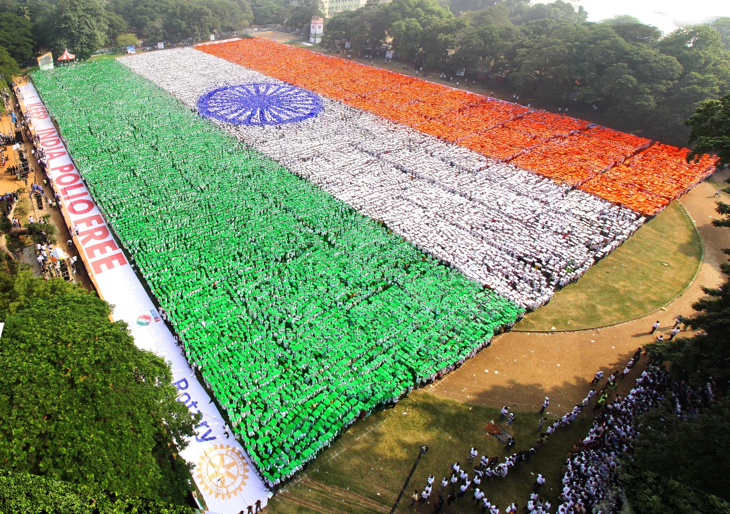 Larggest human national flag AMS 234837.jpg