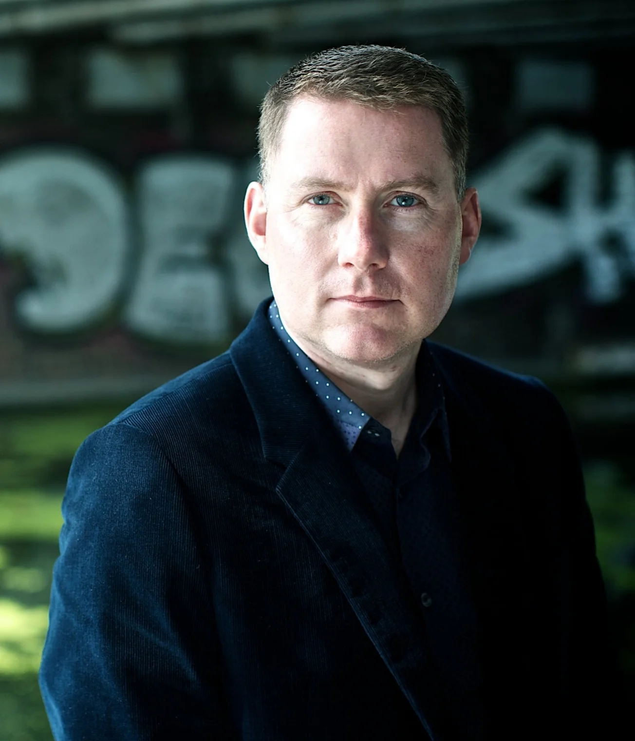 «I hver roman ønsker jeg å skape en særegen, djevelsk nemesis for Helen. En som kan presse henne til yttergrensene, drive henne ned i avgrunnen.» M.J. Arlidge Foto: Bill Waters