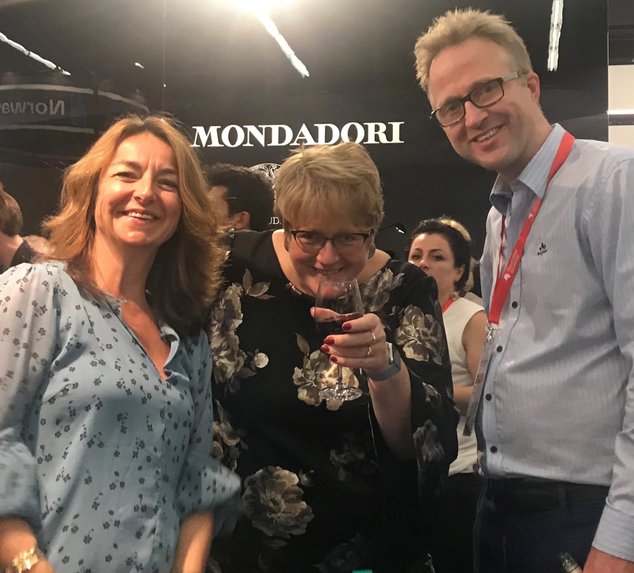 Kulturminister Trine Skei Grande sammen med forlagssjef Elizabeth Sellevold og V&B-eier Arnstein Bjørke på mottakelse på den norske fellesstanden.